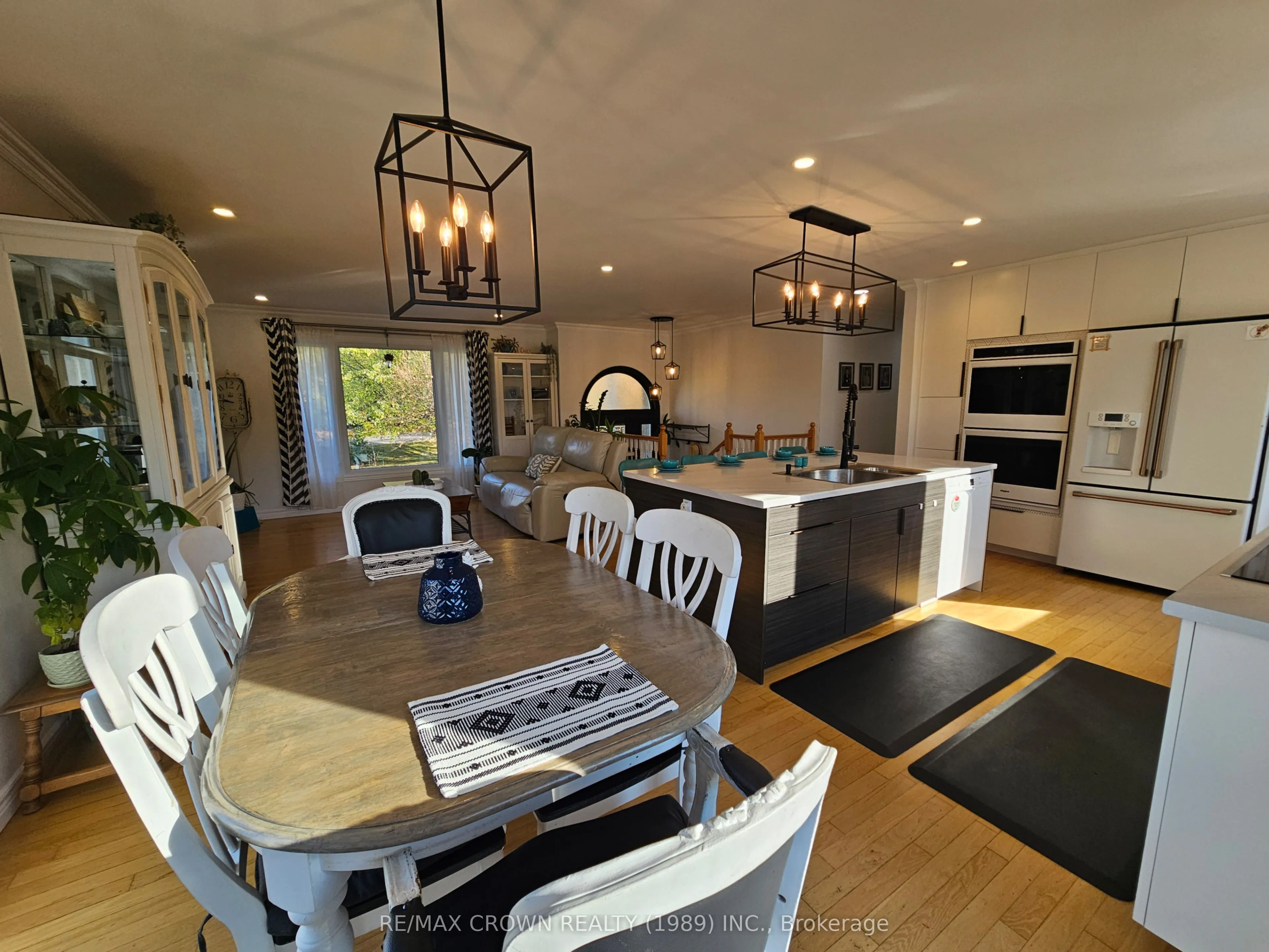887 River Road