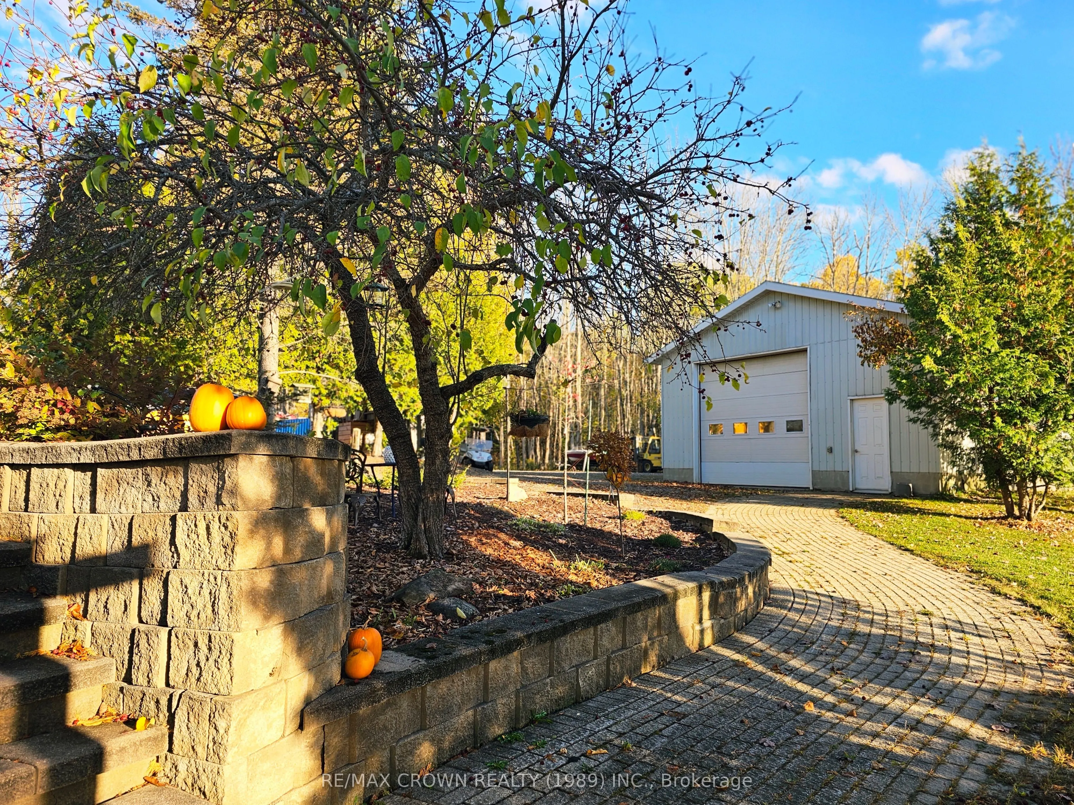 887 River Road
