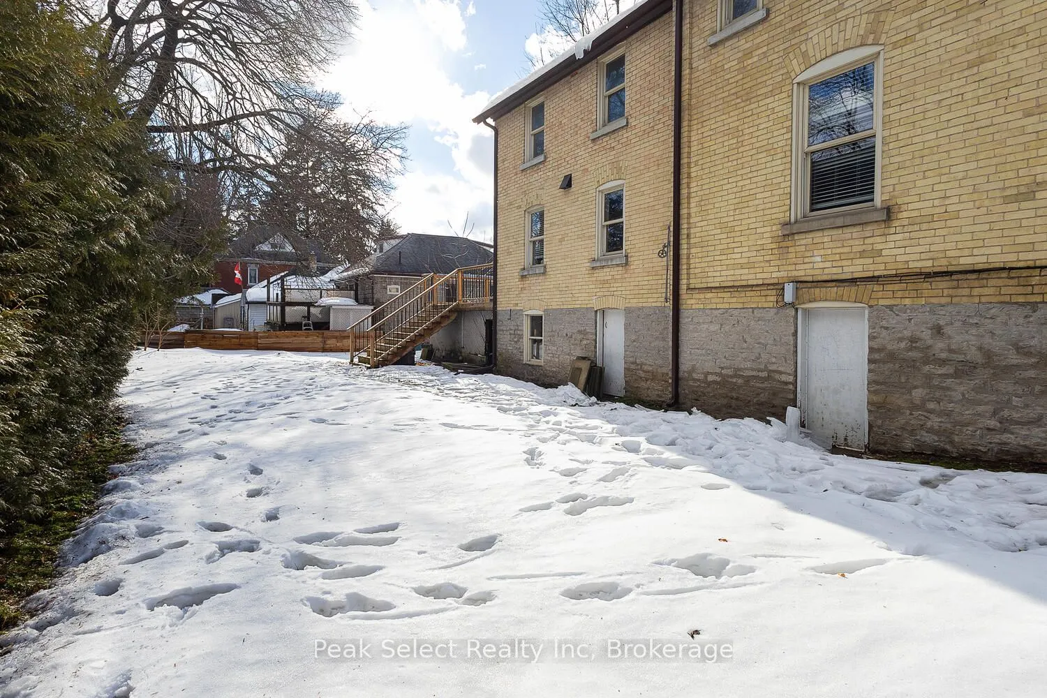 382 Queen Street E