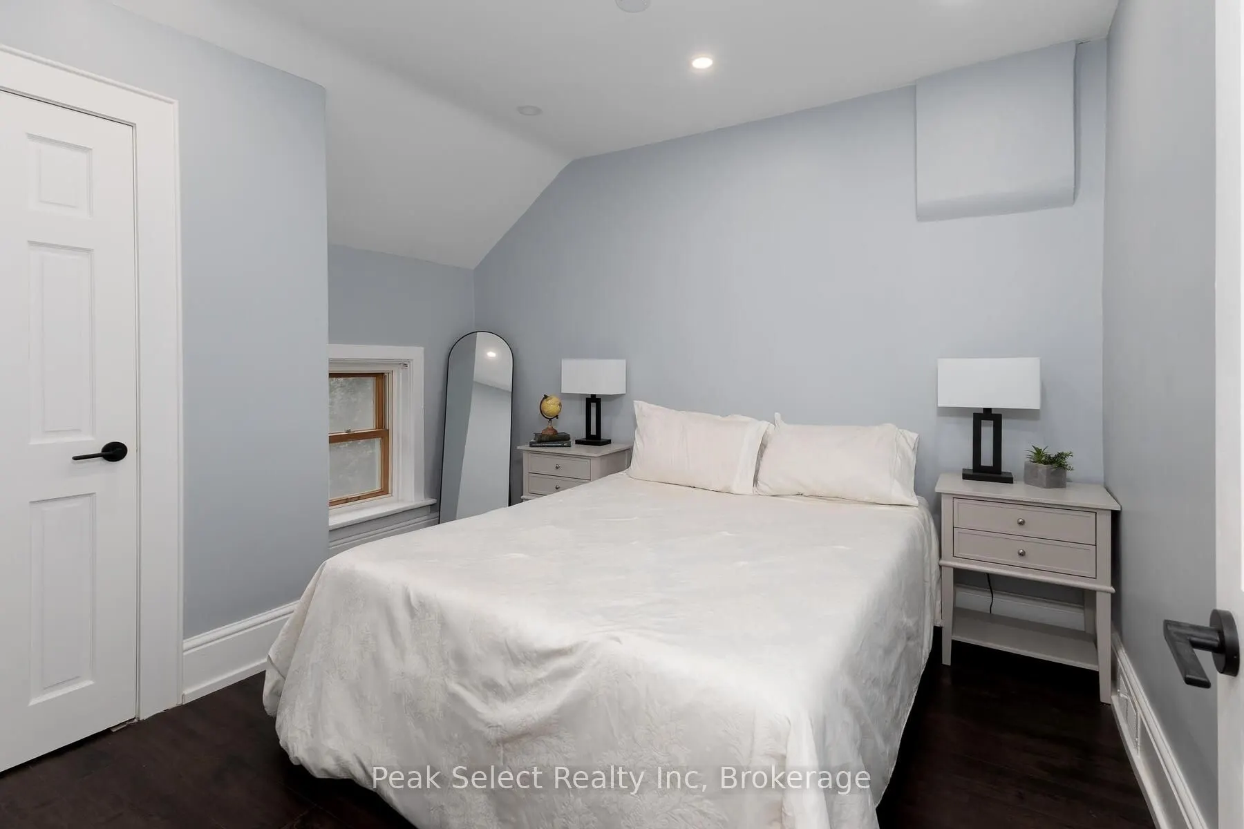 382 Queen Street E