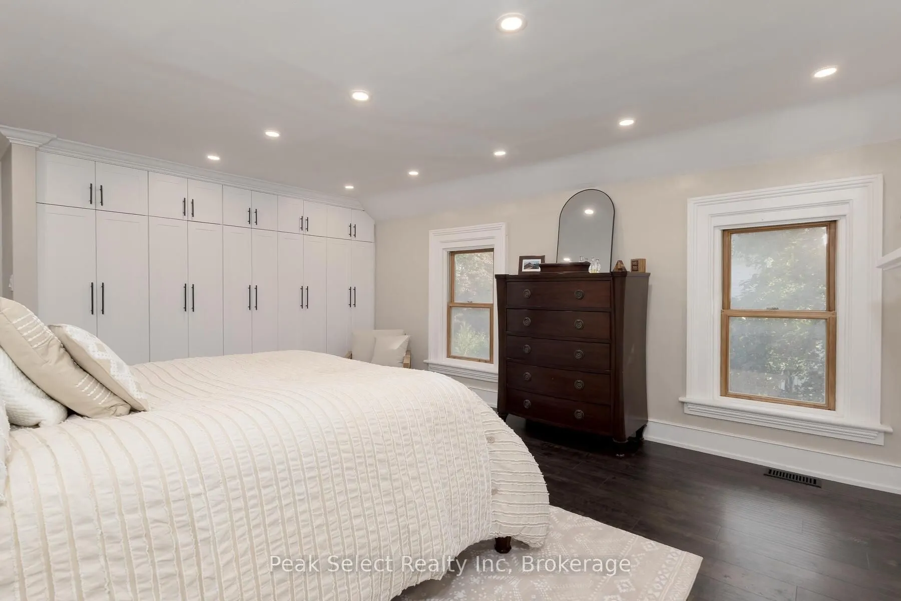 382 Queen Street E