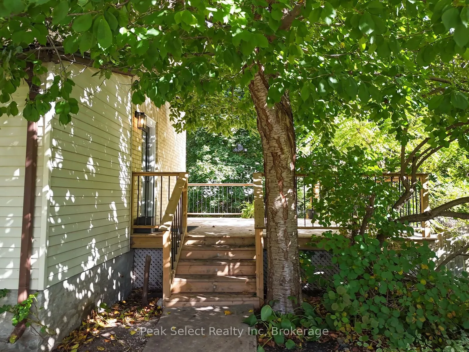 382 Queen Street E