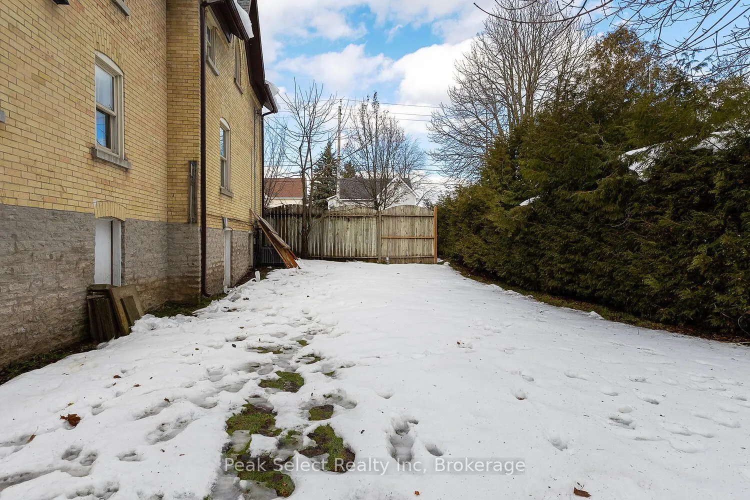 382 Queen Street E