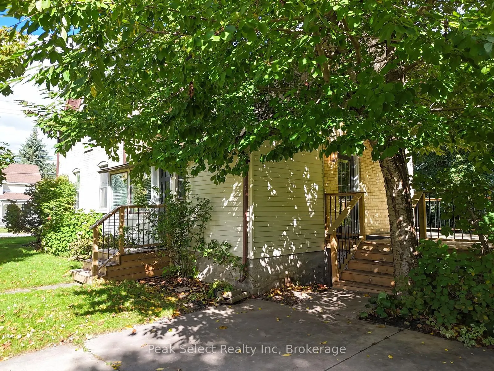 382 Queen Street E