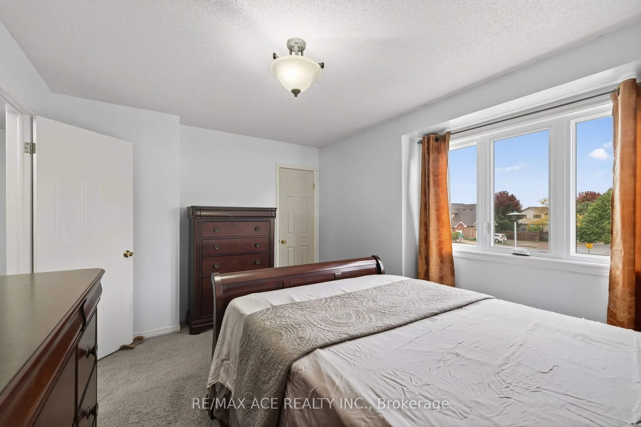 841 Deveron Crescent