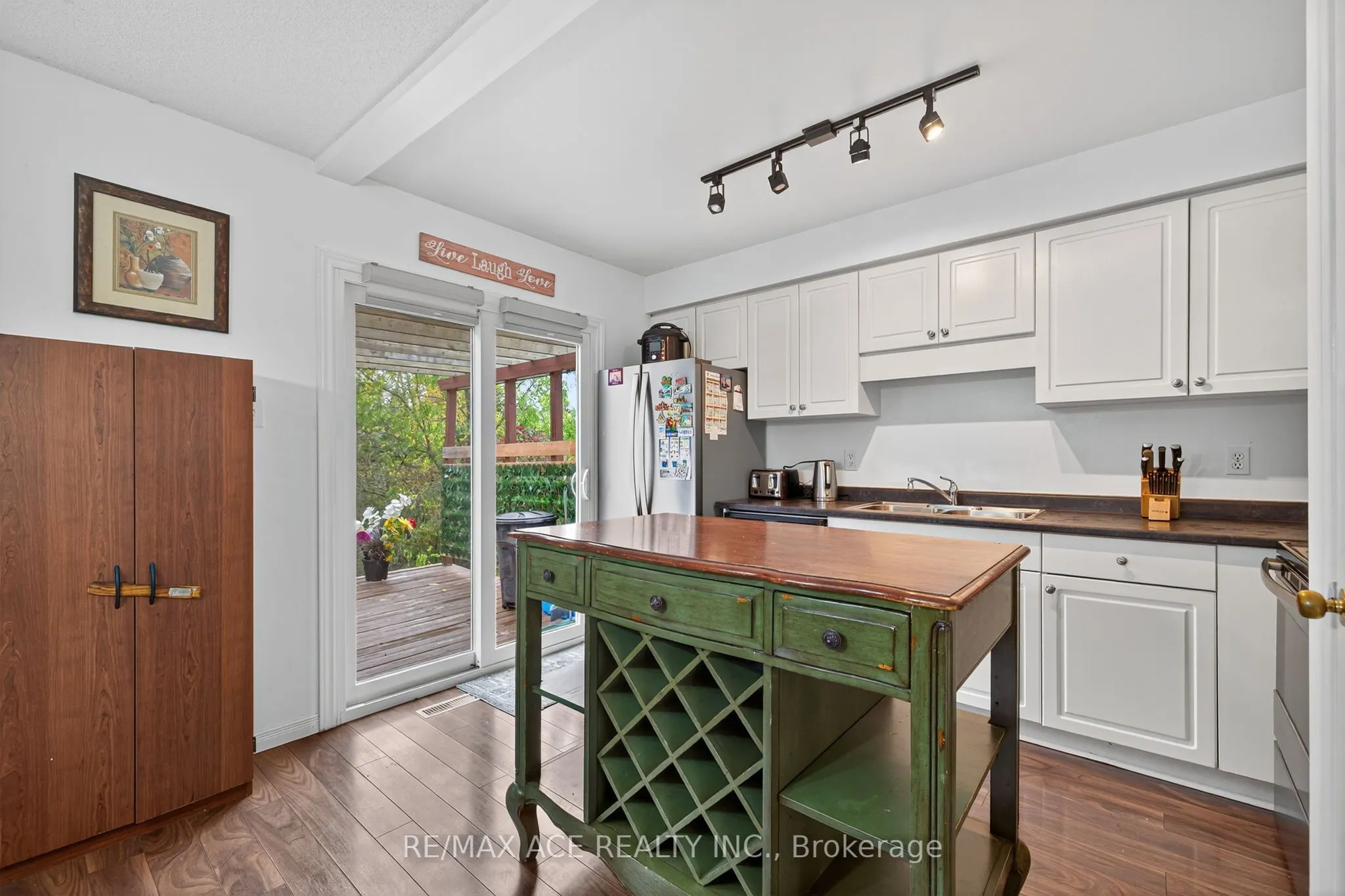 841 Deveron Crescent