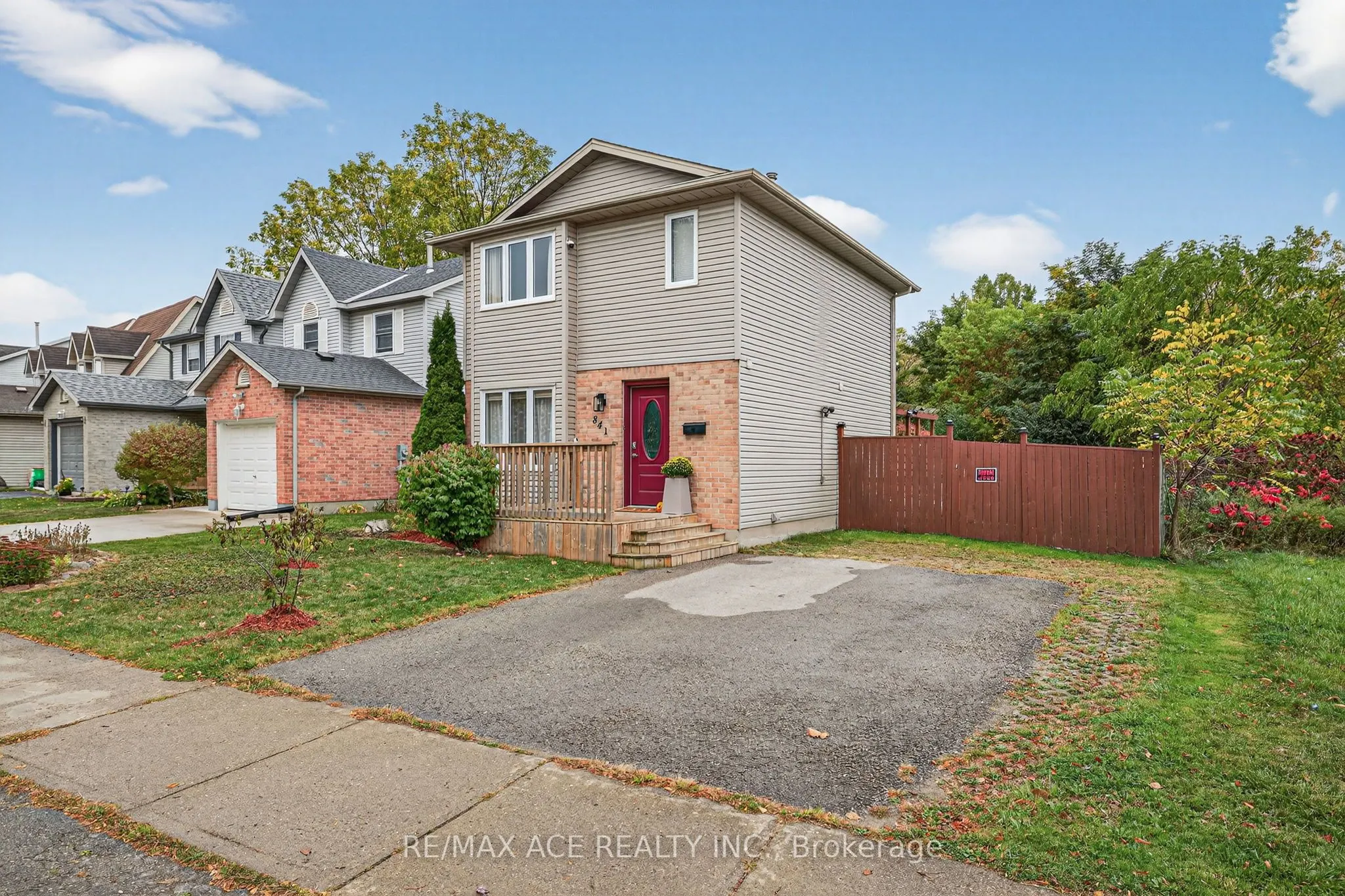 841 Deveron Crescent