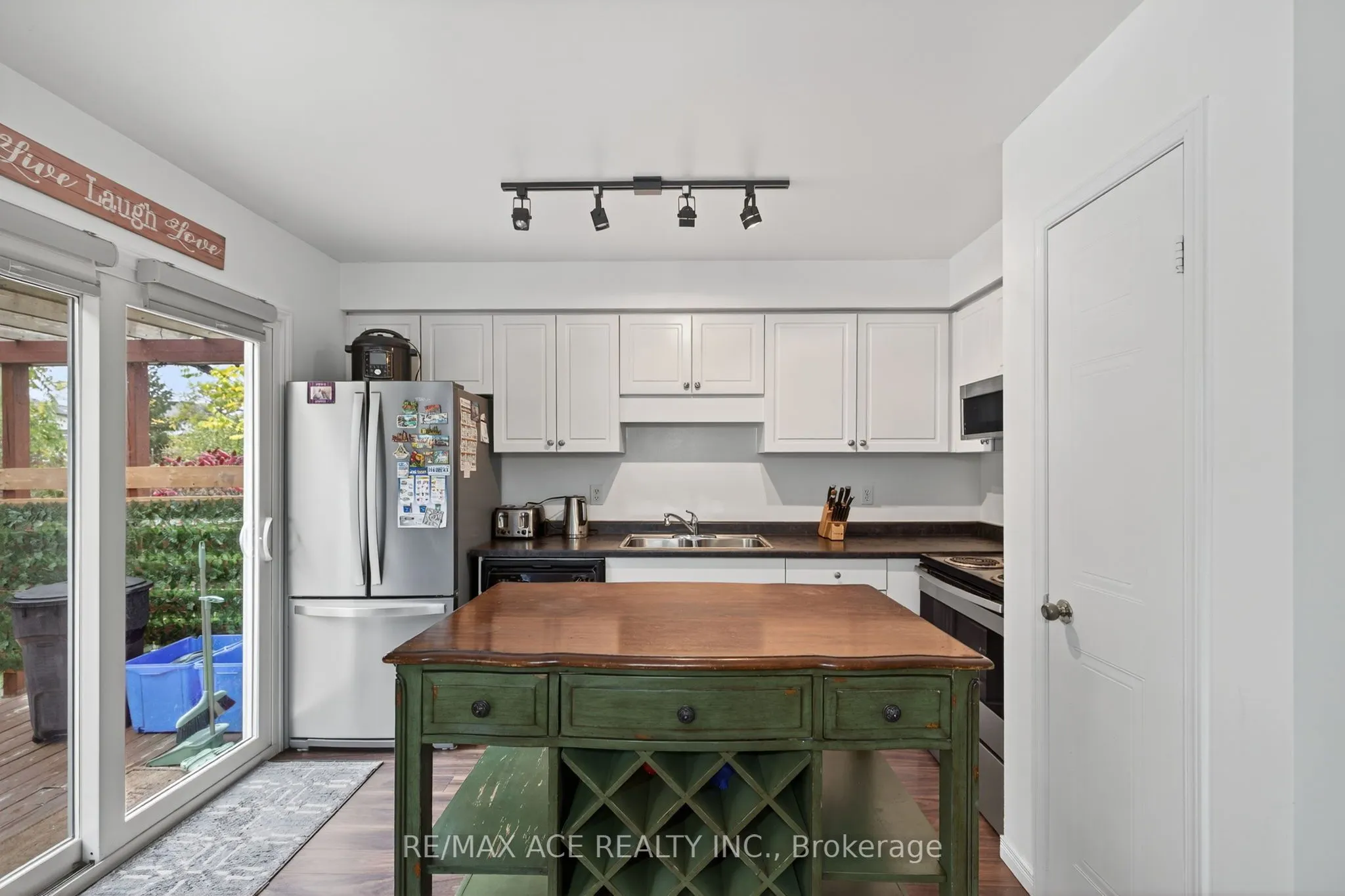 841 Deveron Crescent