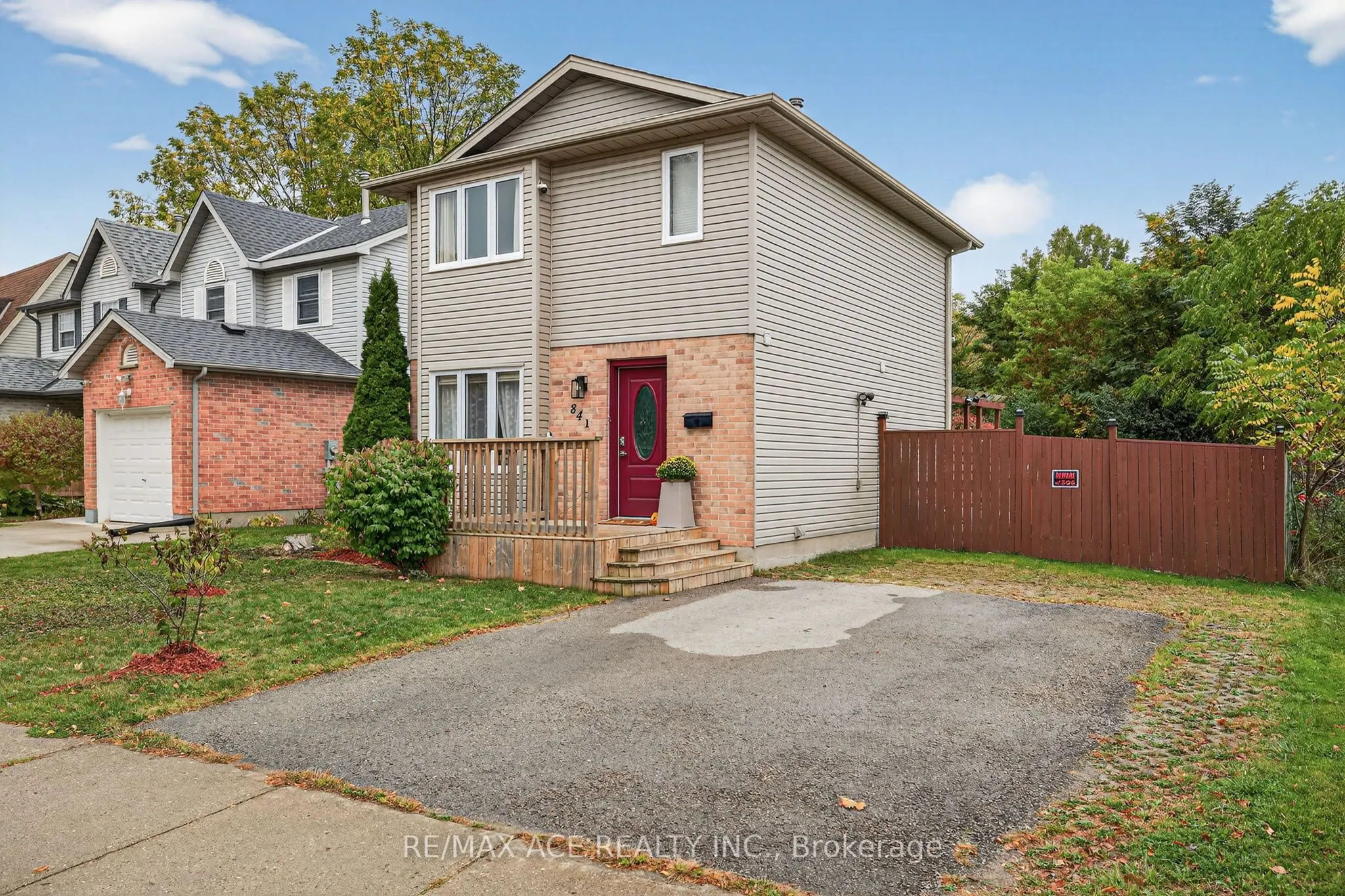 841 Deveron Crescent