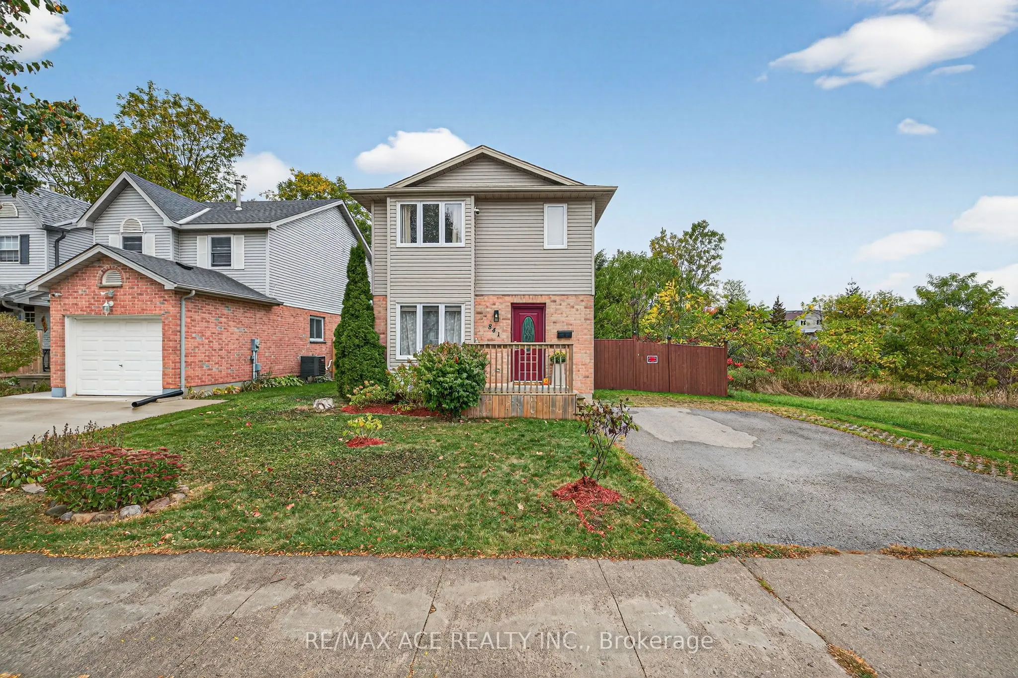 841 Deveron Crescent