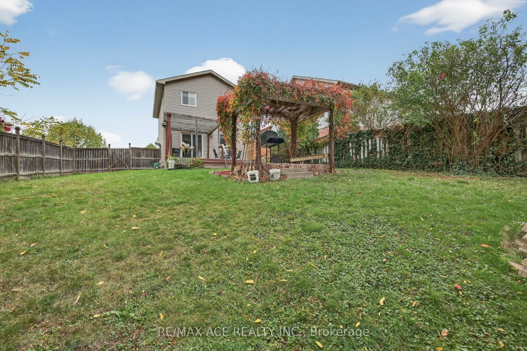 841 Deveron Crescent