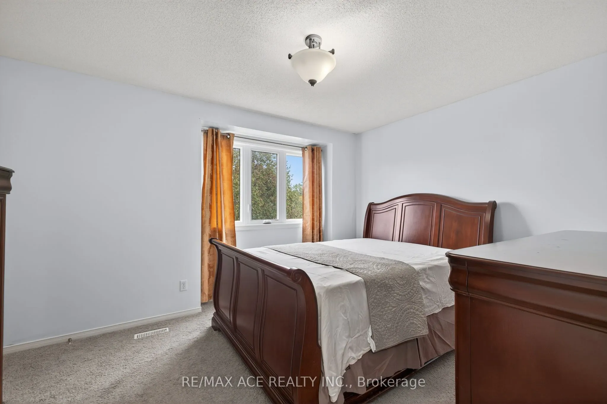 841 Deveron Crescent