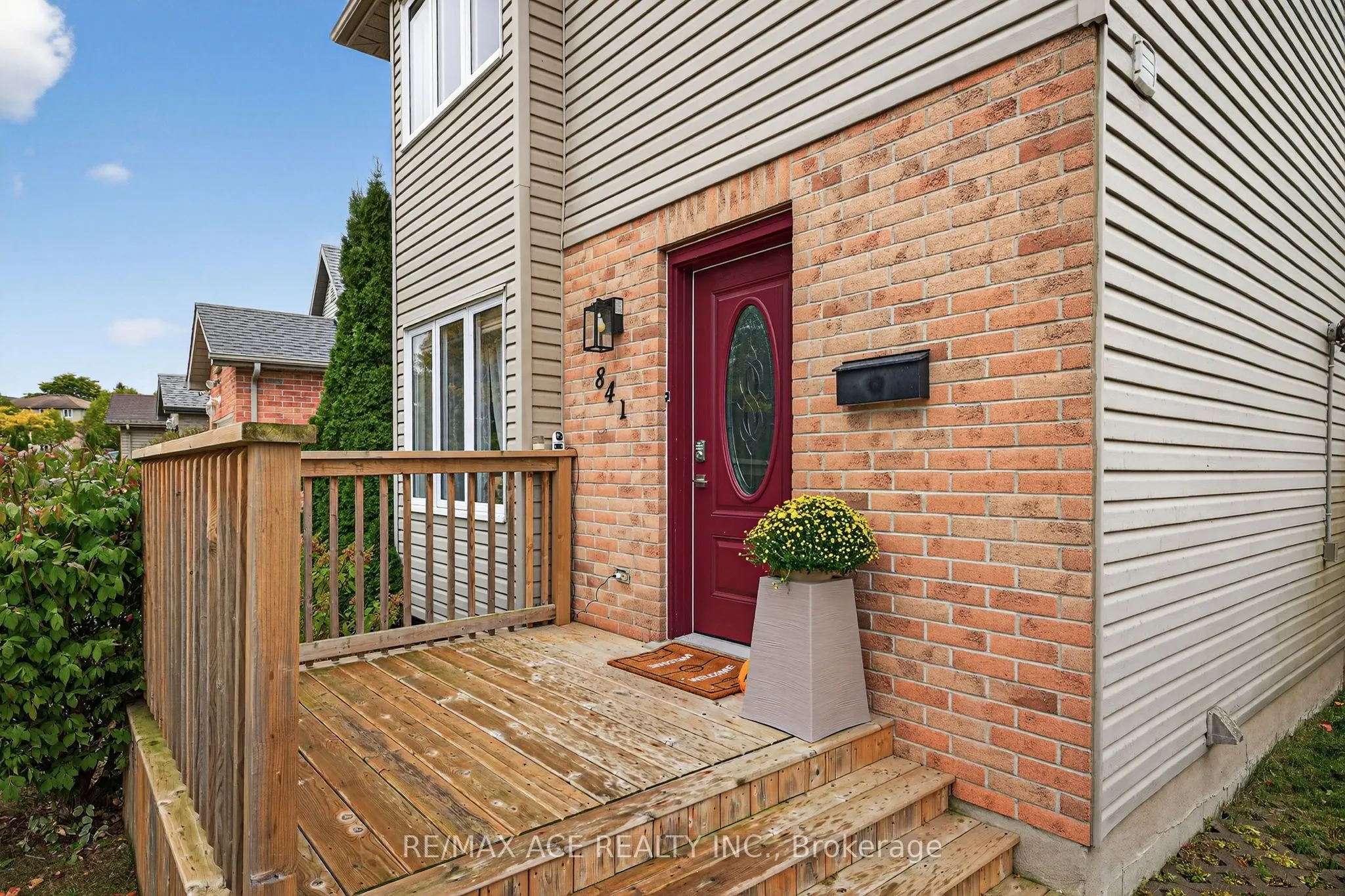 841 Deveron Crescent