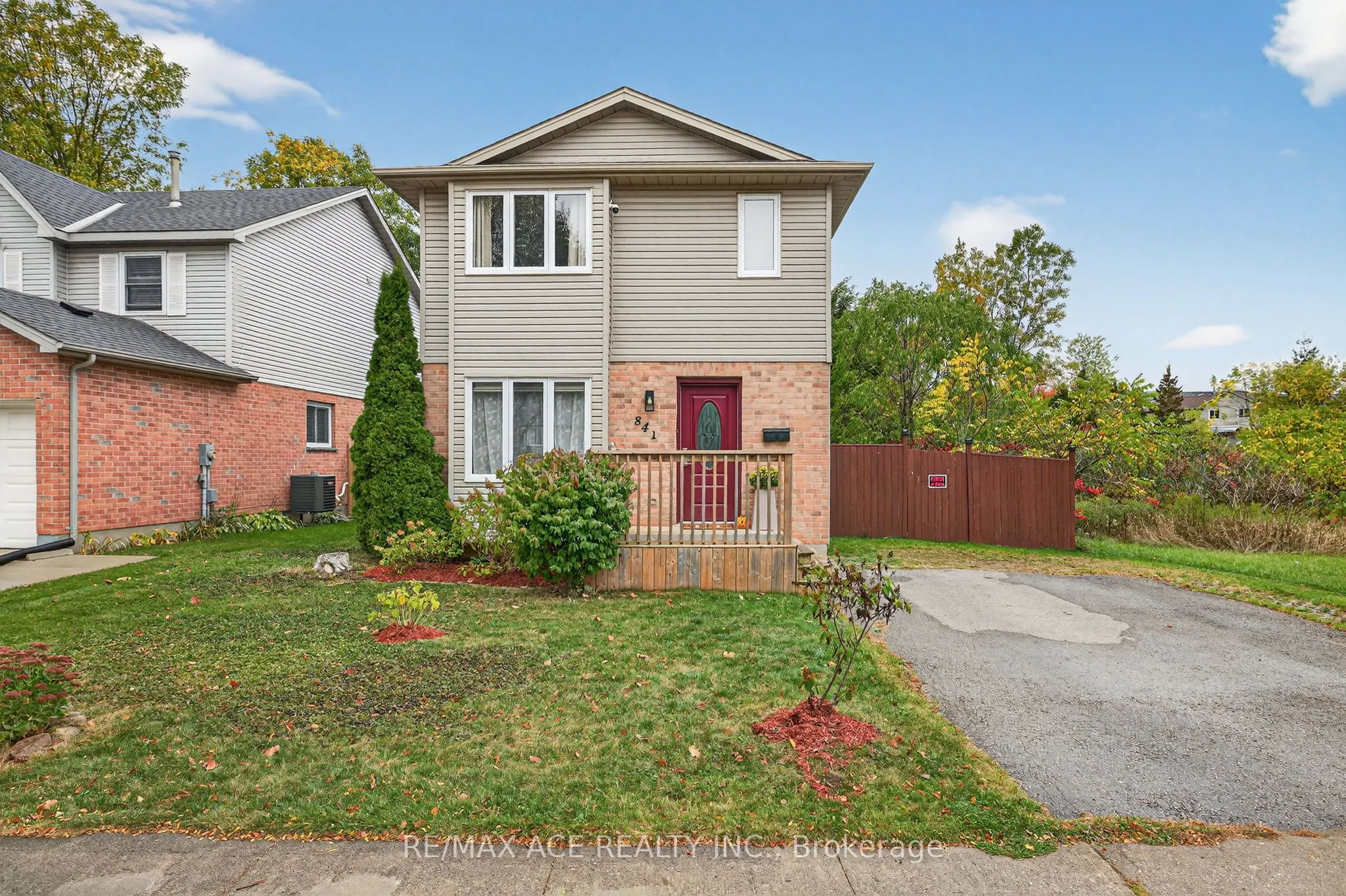 841 Deveron Crescent