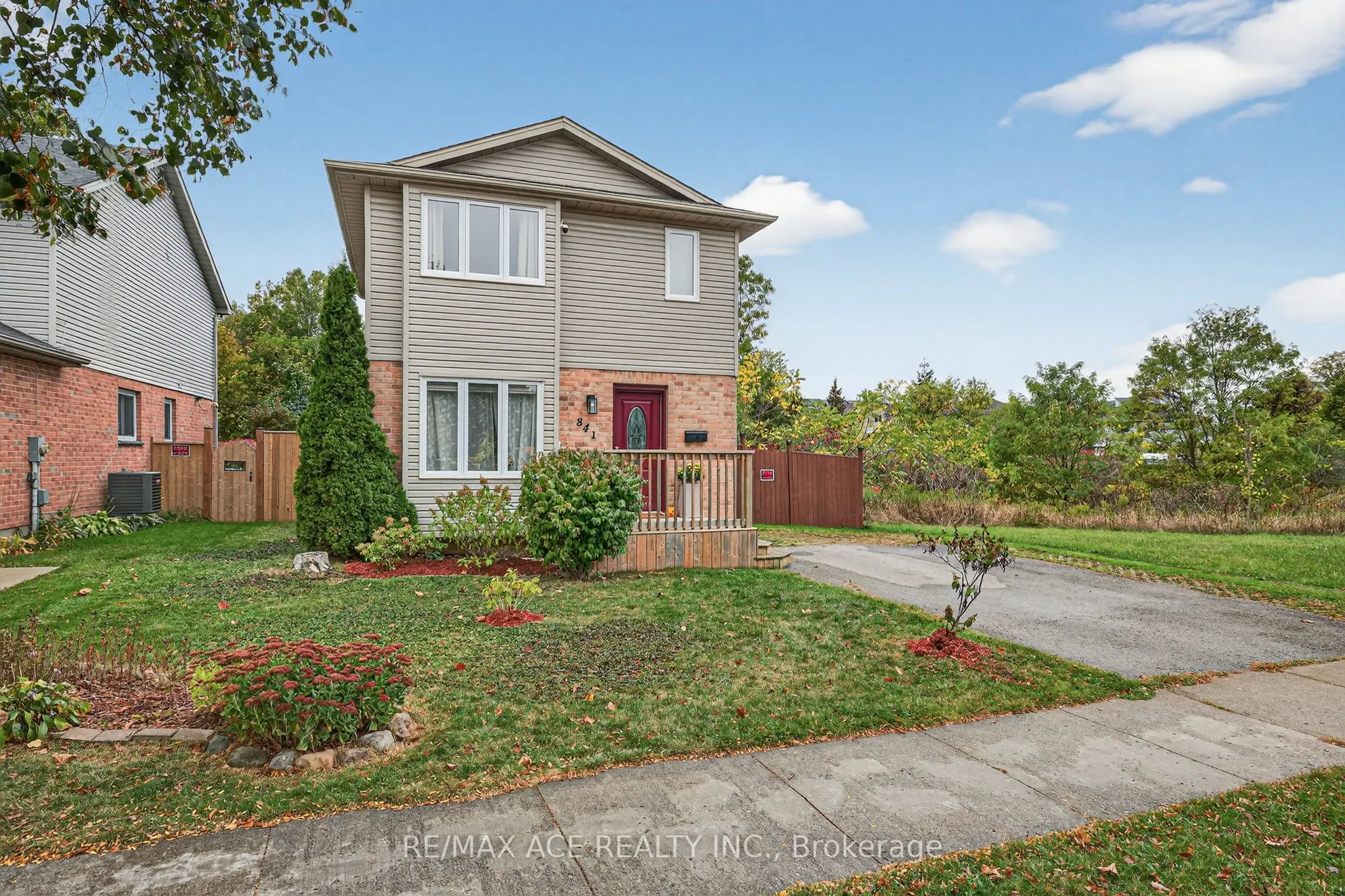 841 Deveron Crescent