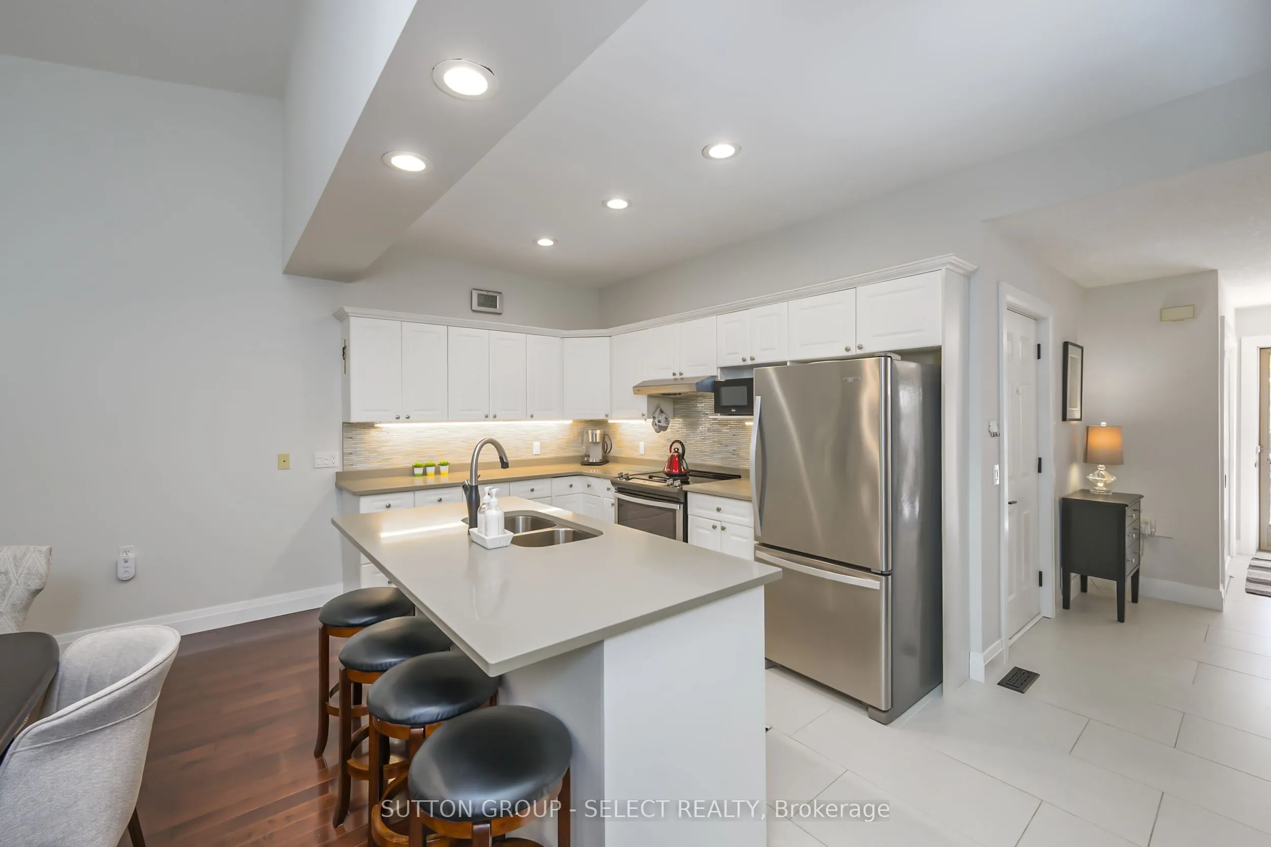 1337 Commissioners Road W, #11