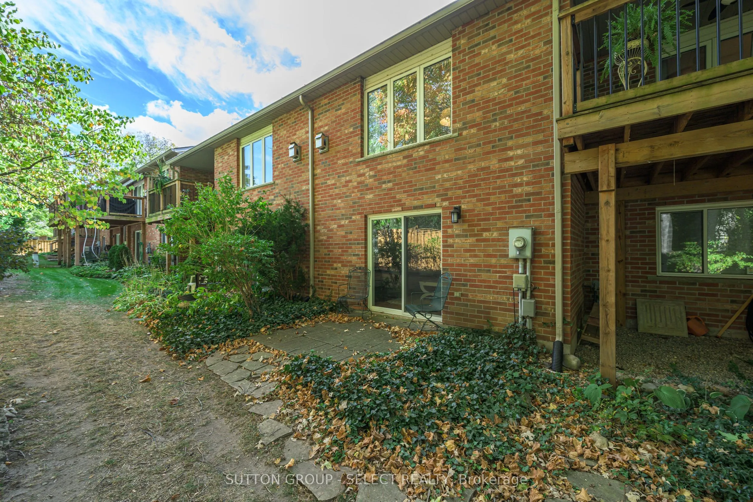 1337 Commissioners Road W, #11