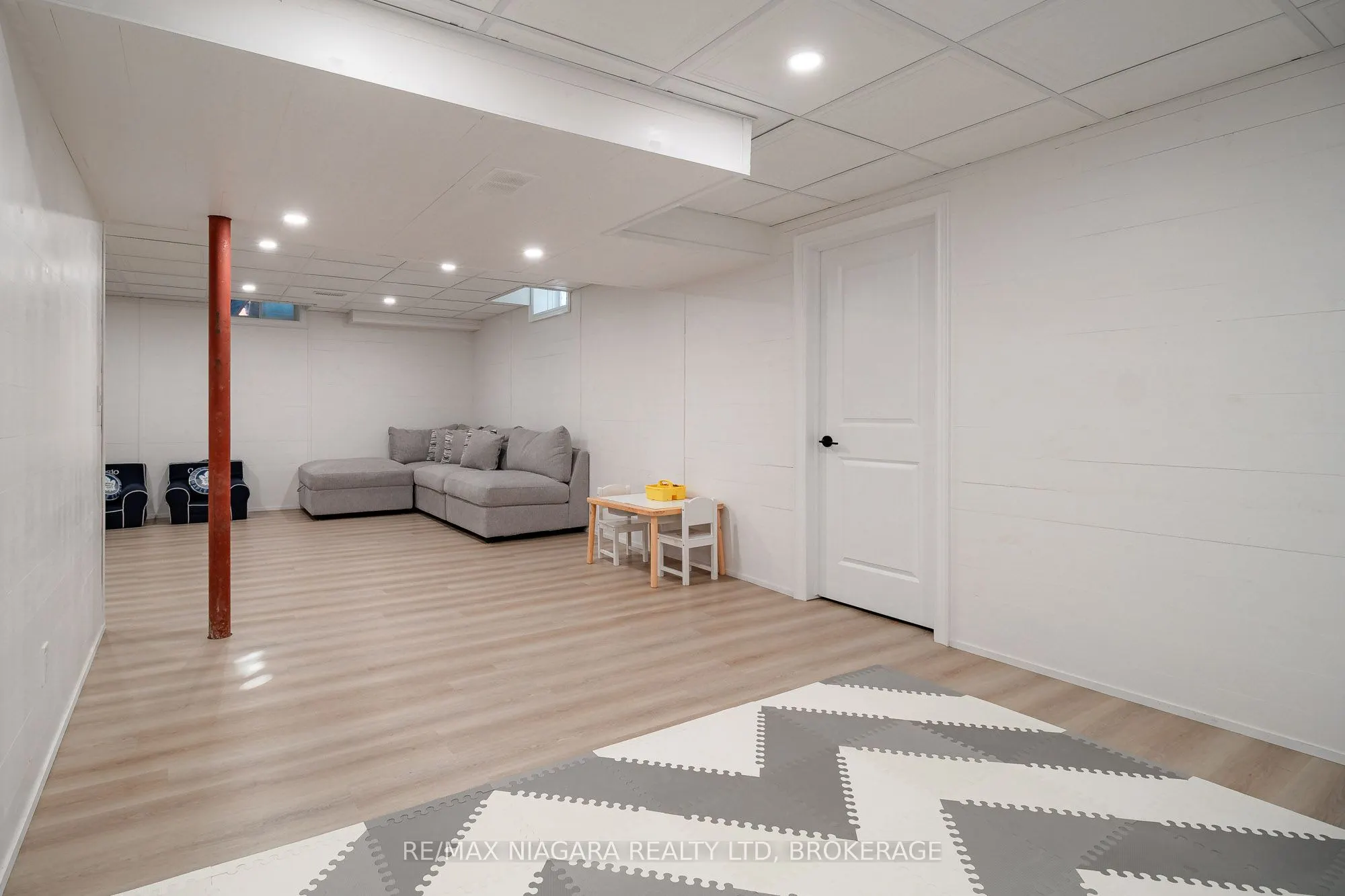 6 Myrtle Street N