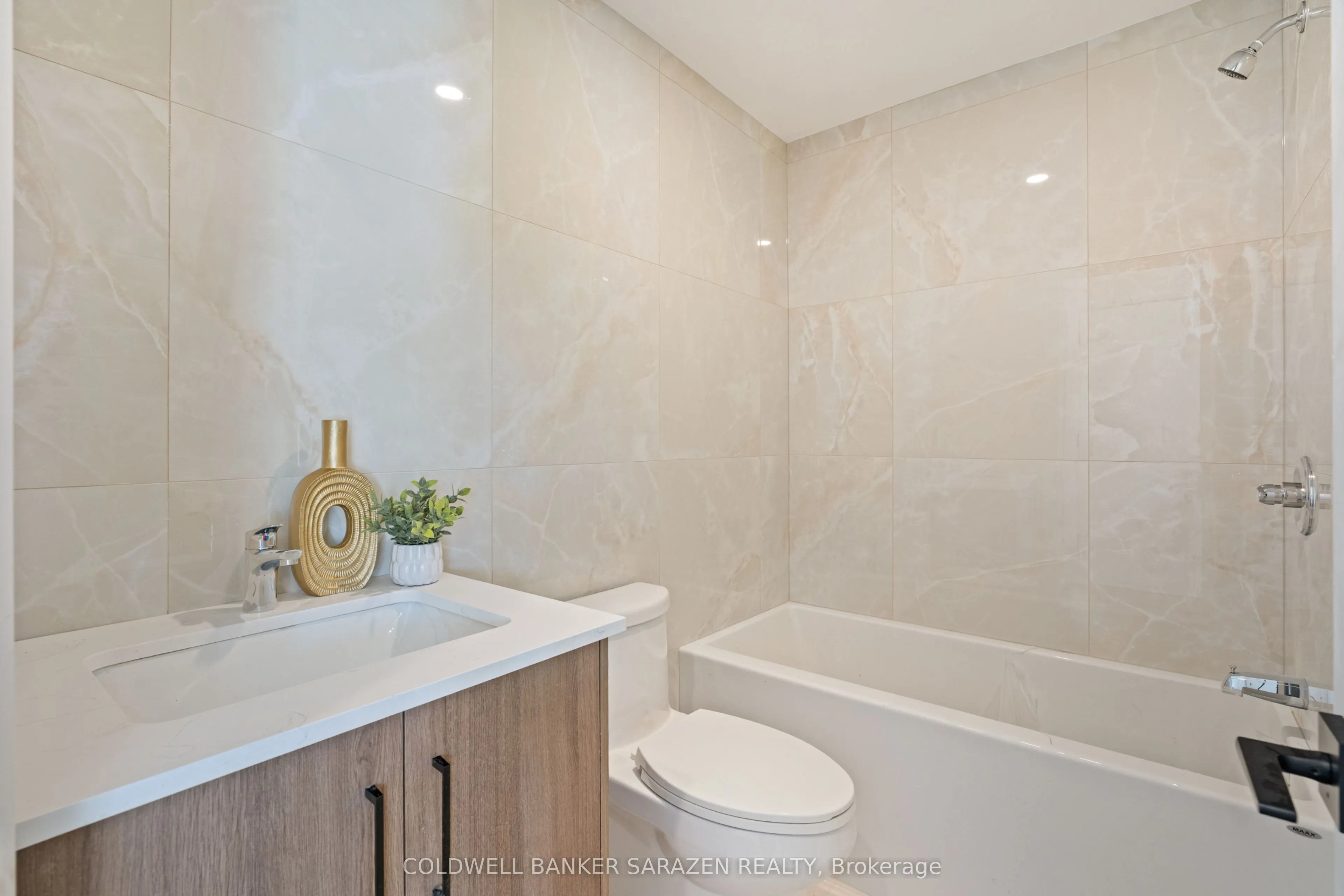 10 MCARTHUR Avenue, #002
