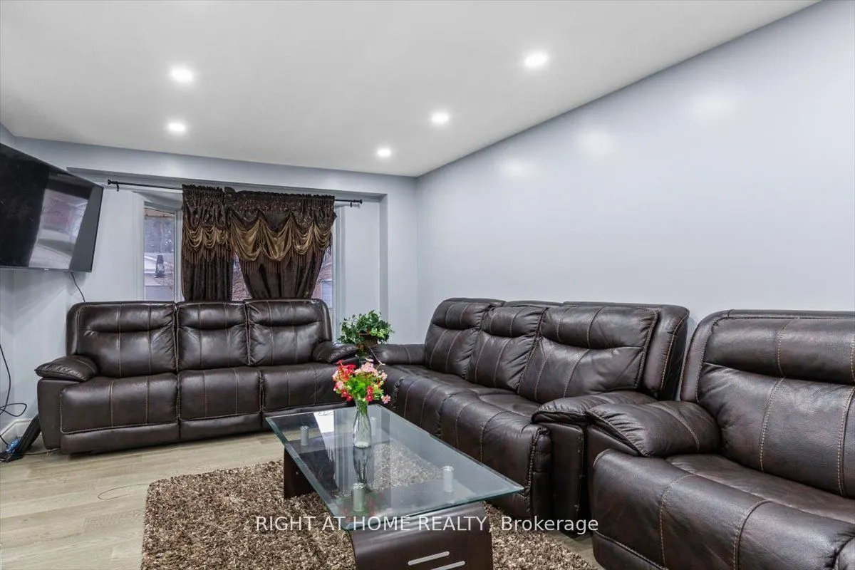 275 Tagge Crescent
