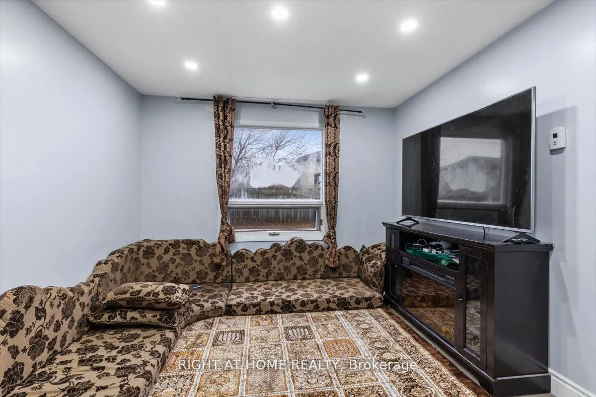 275 Tagge Crescent