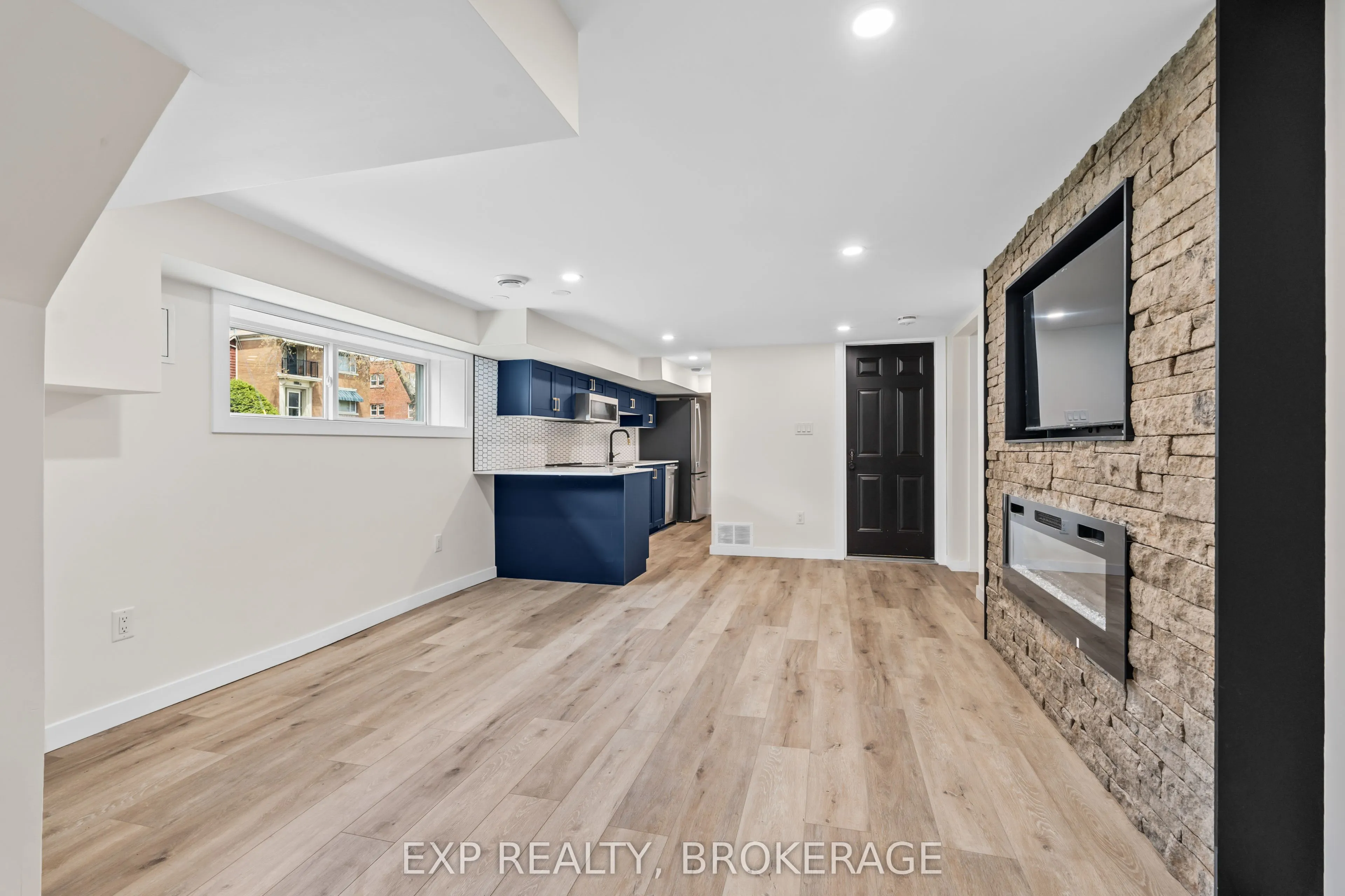 493 COLLEGE Street, #3