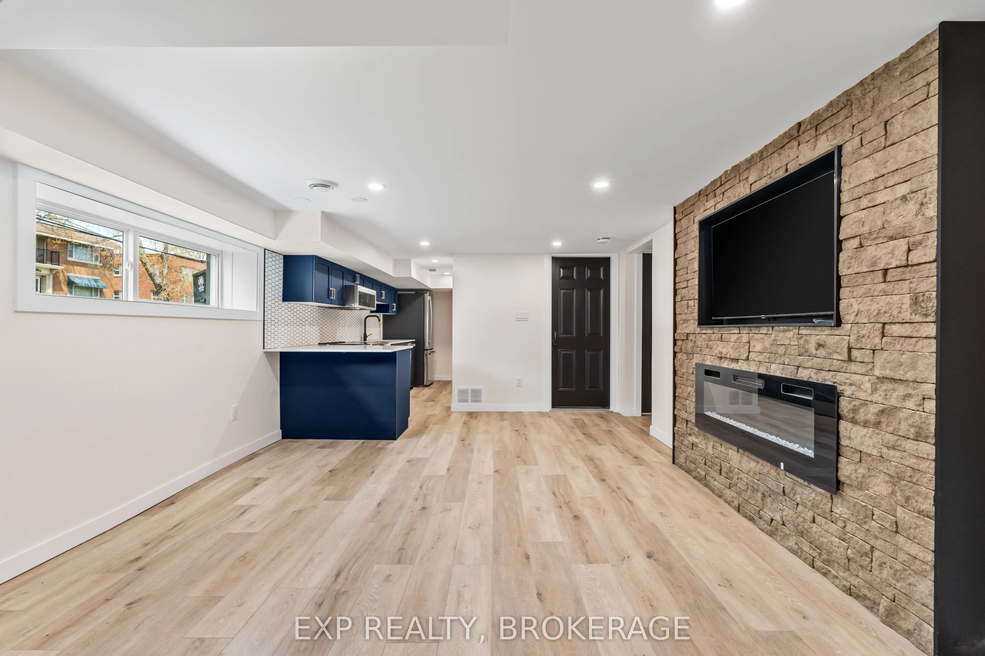 493 COLLEGE Street, #3
