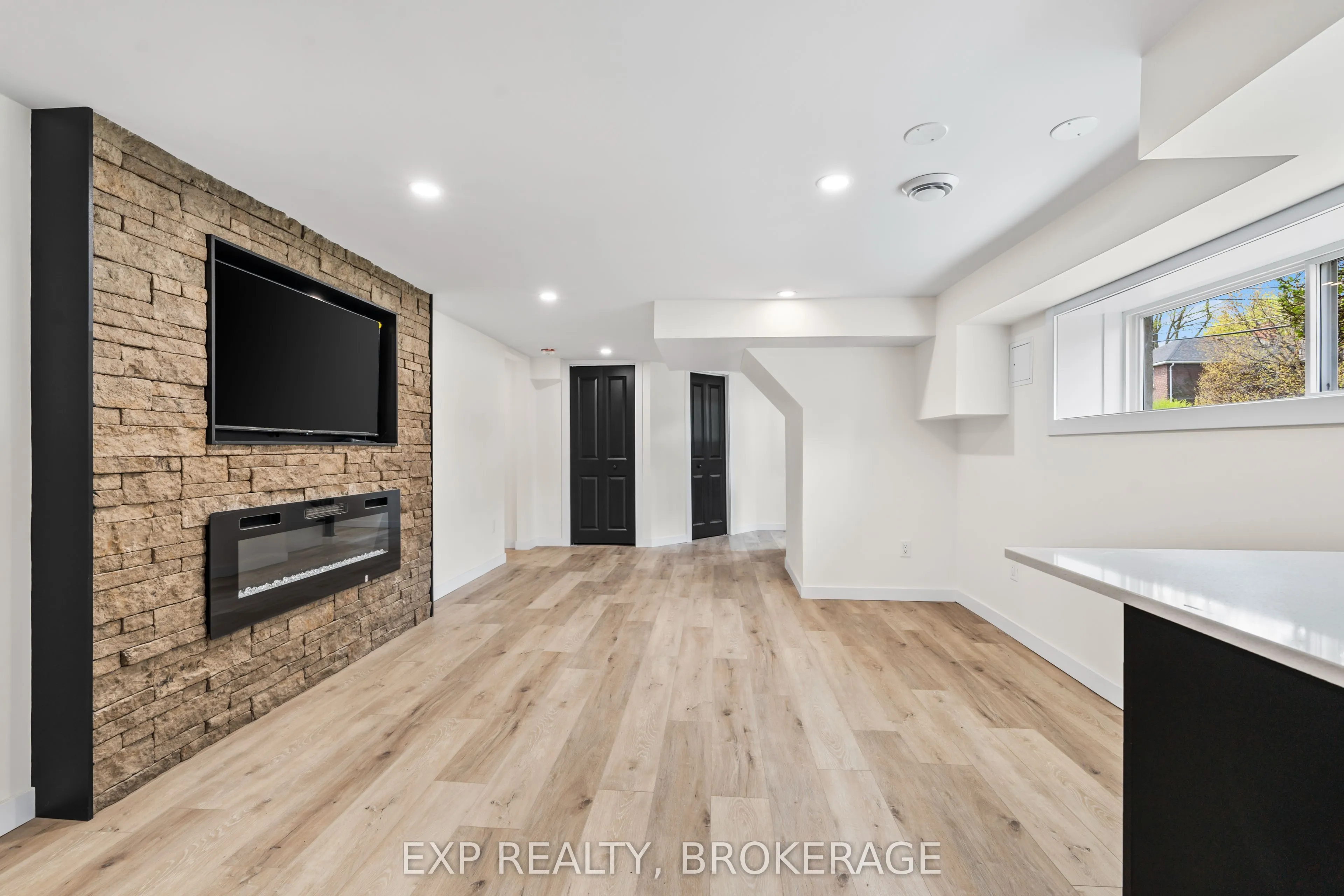 493 COLLEGE Street, #3