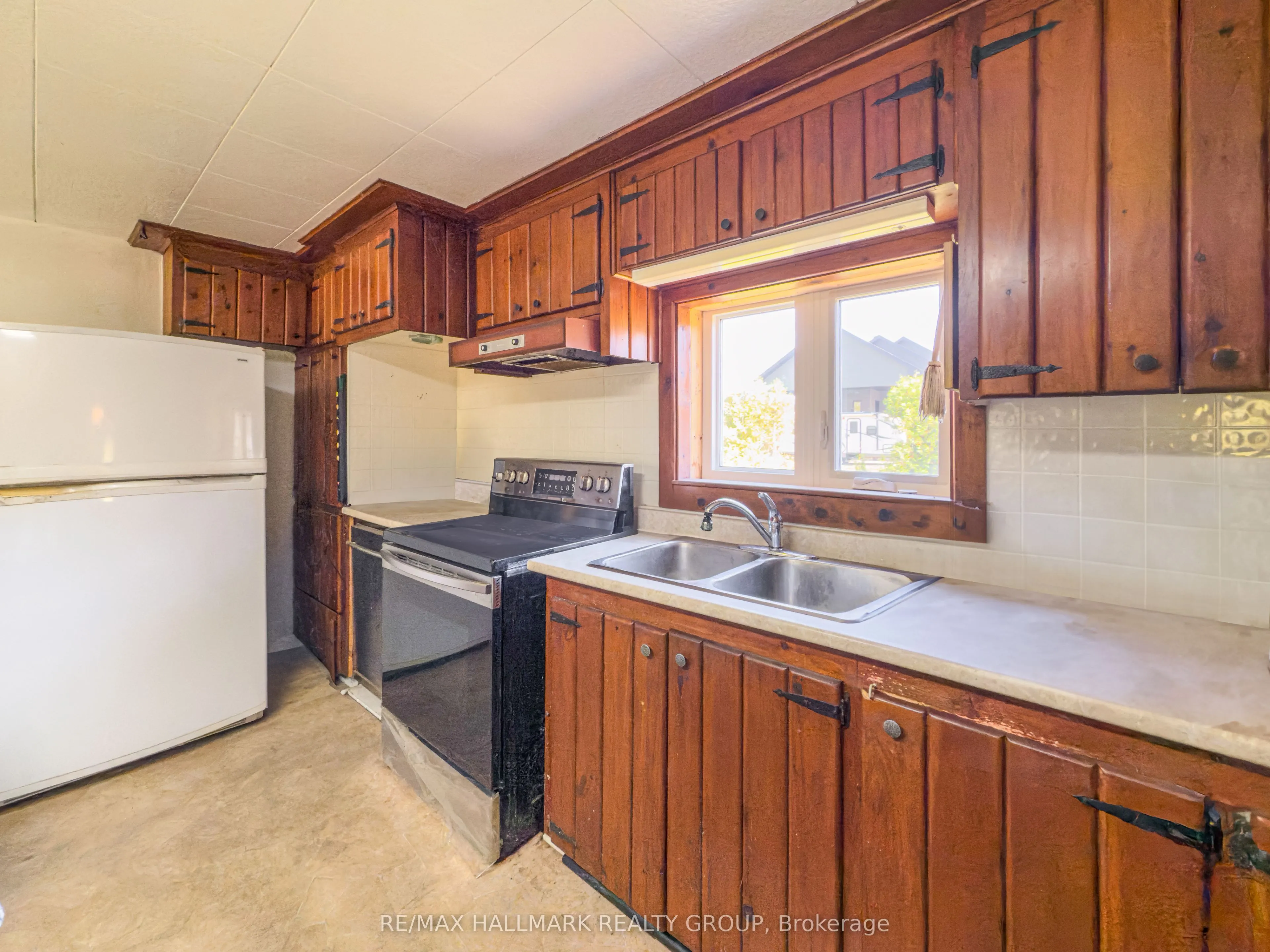 1677 Ste Anne Road