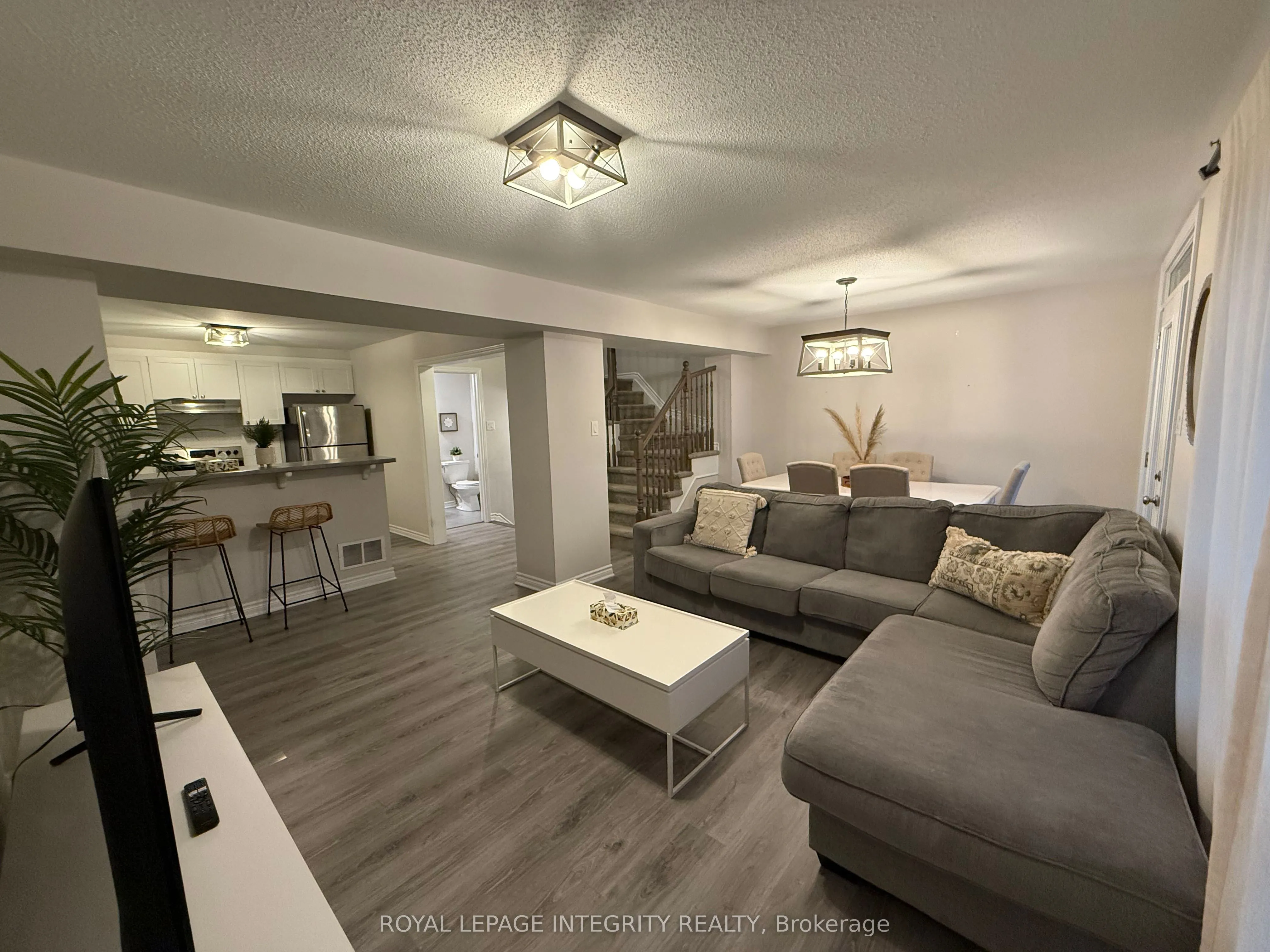 96 Feathertop Lane S