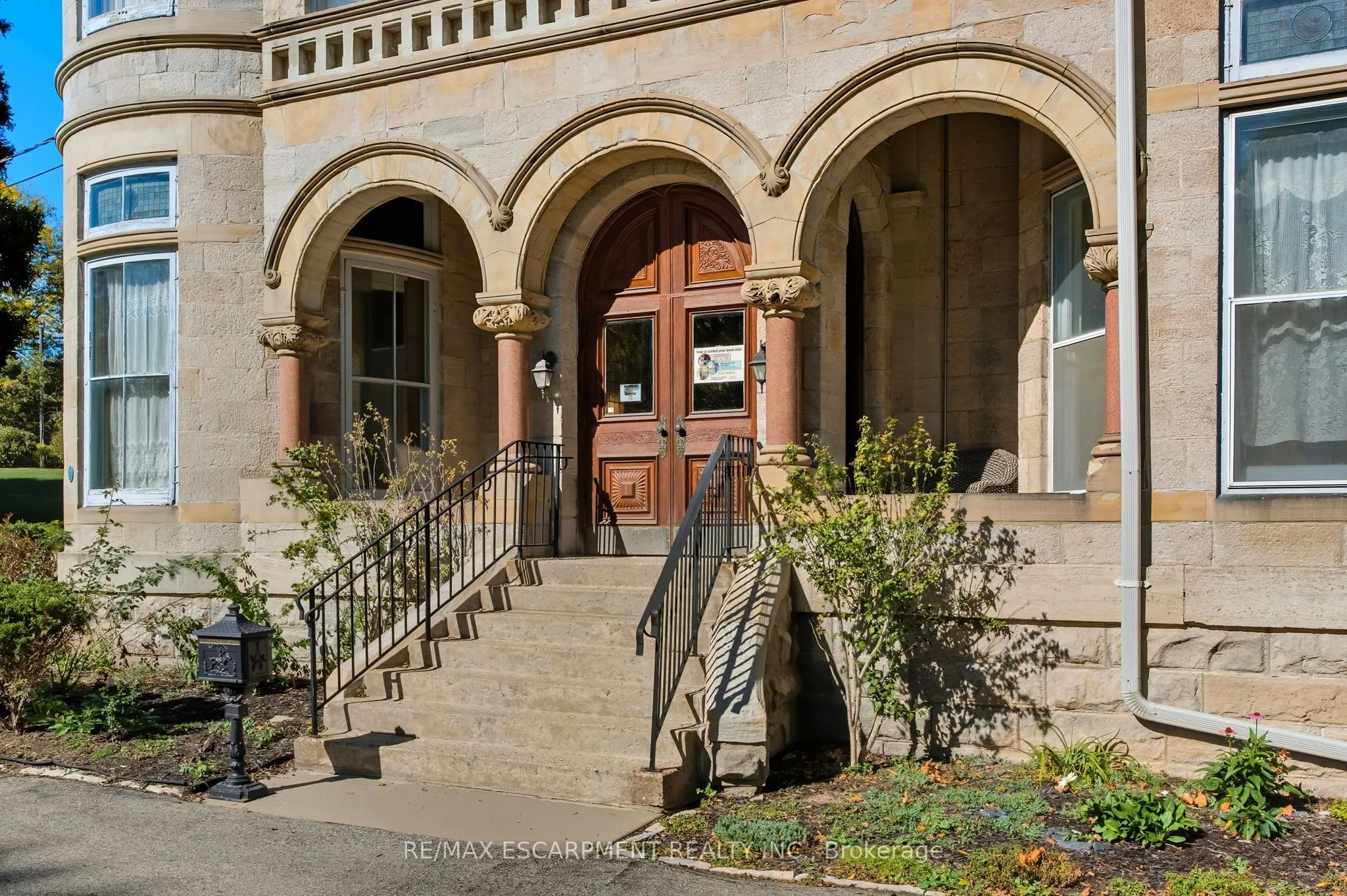 185 Grand River Street N