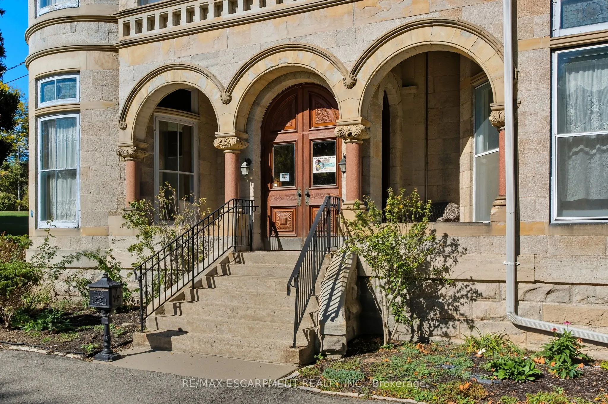 185 Grand River Street N