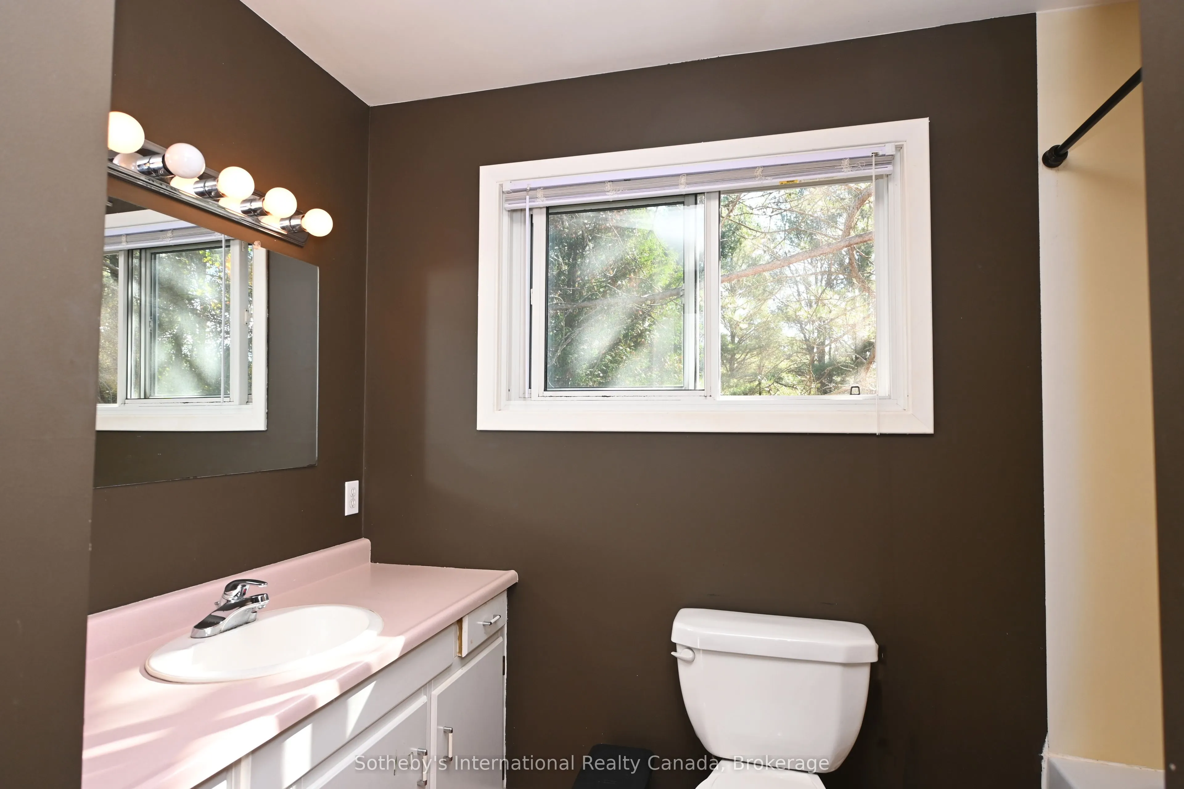 6 Pleasantview Drive