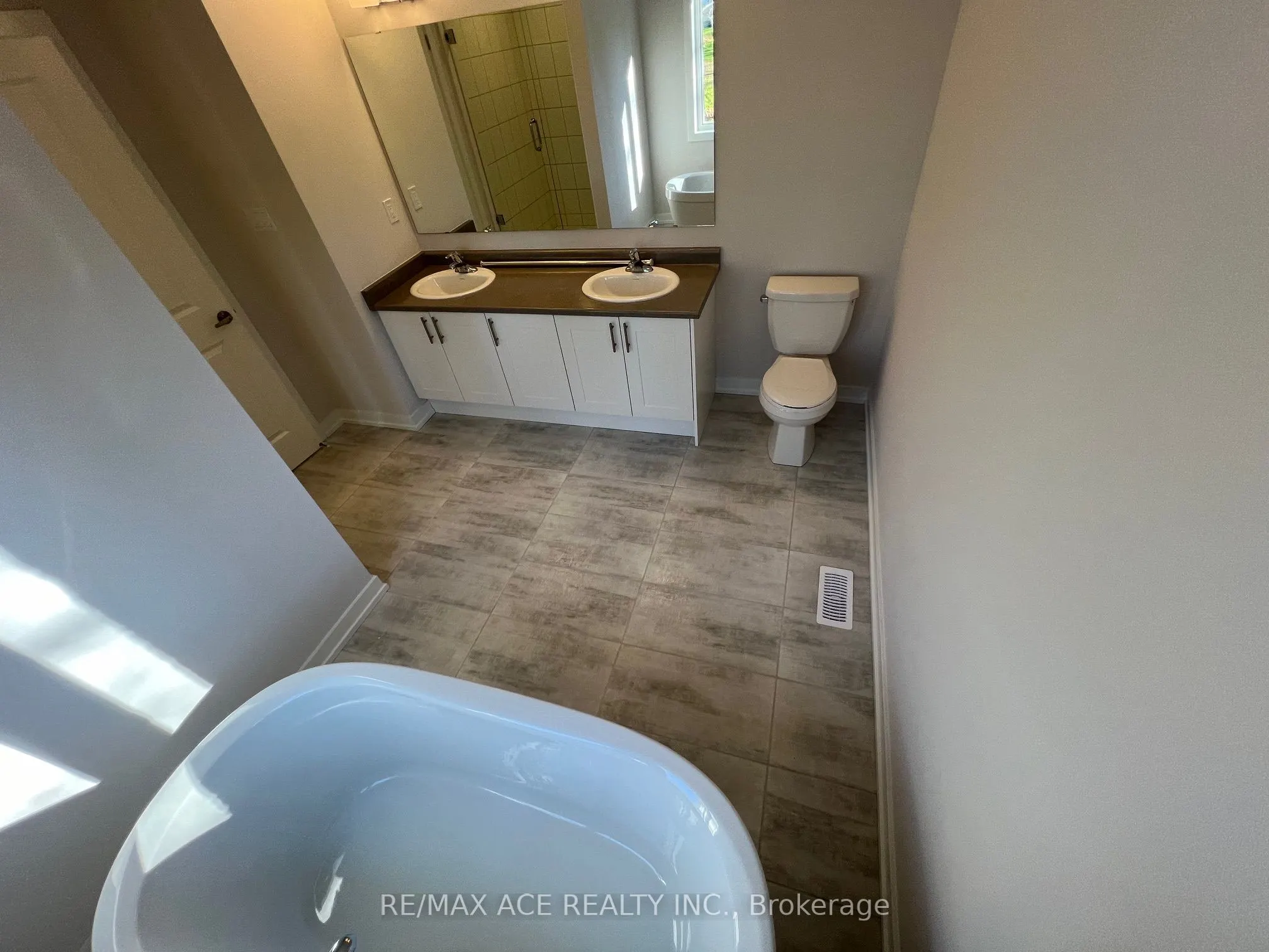 43 Tulip Crescent N