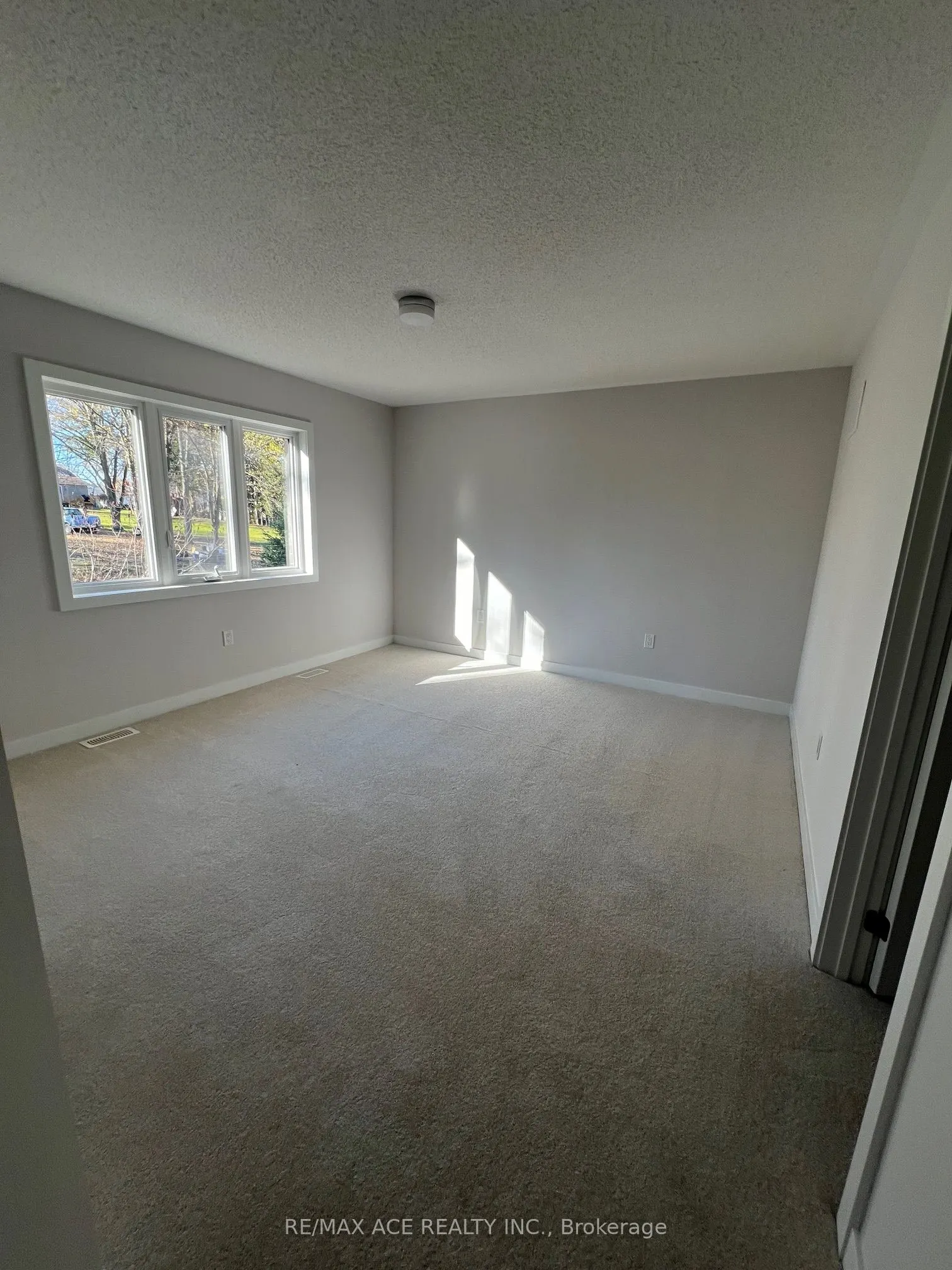 43 Tulip Crescent N