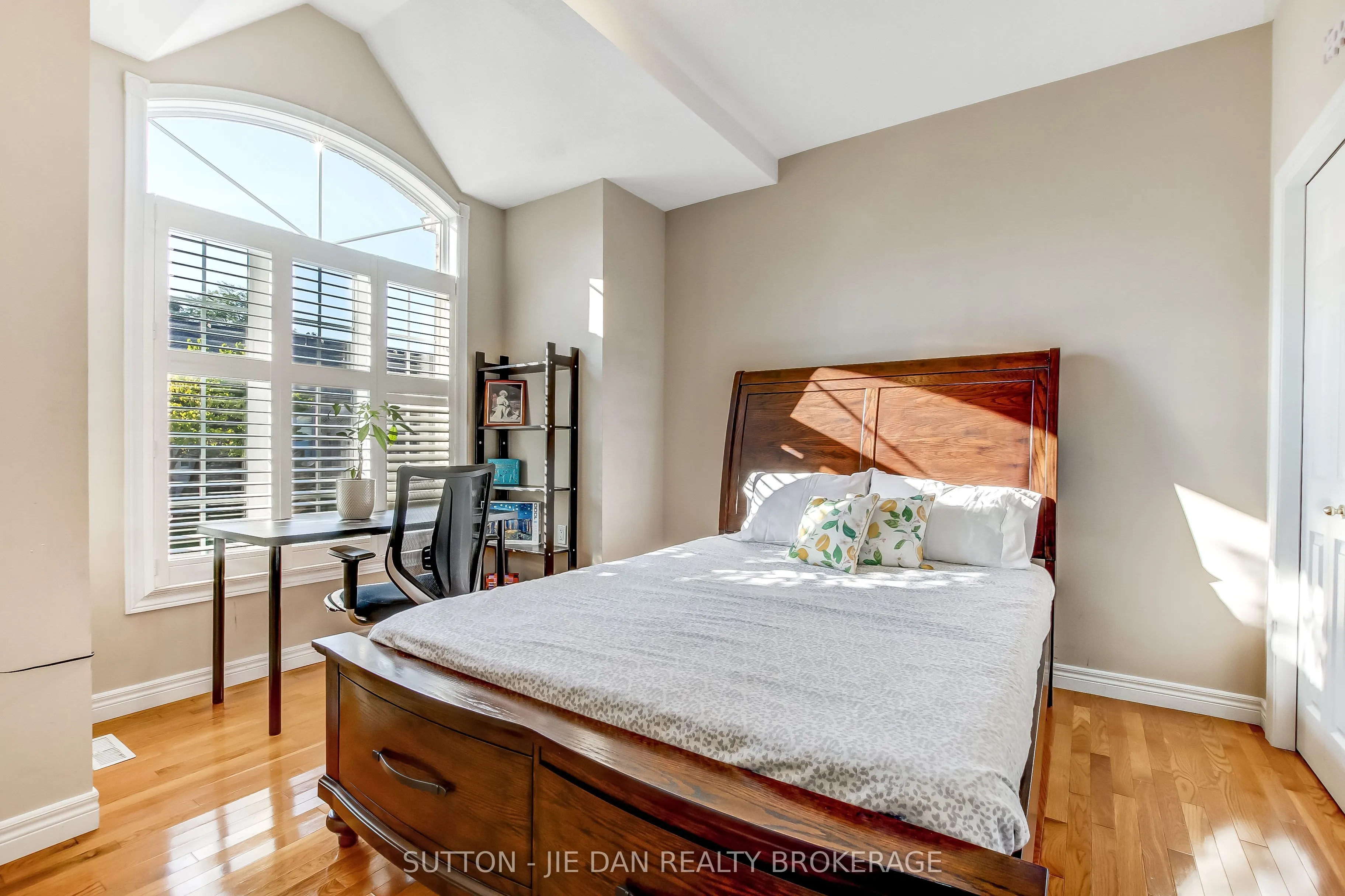 1574 RICHMOND Street, #23