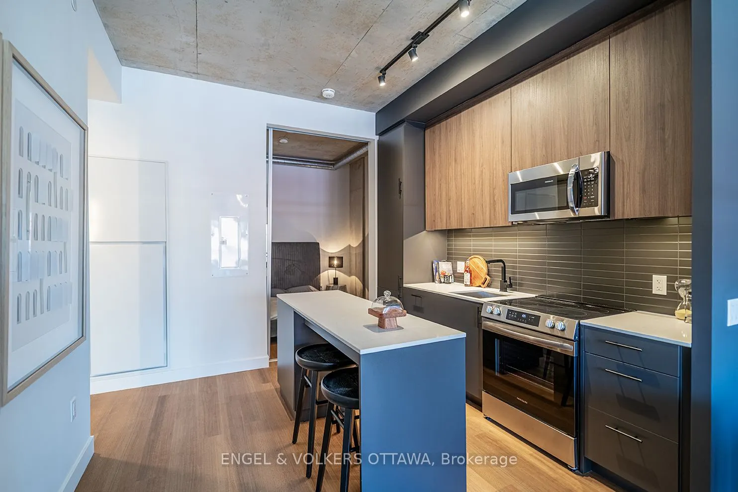 10 James Street, #211