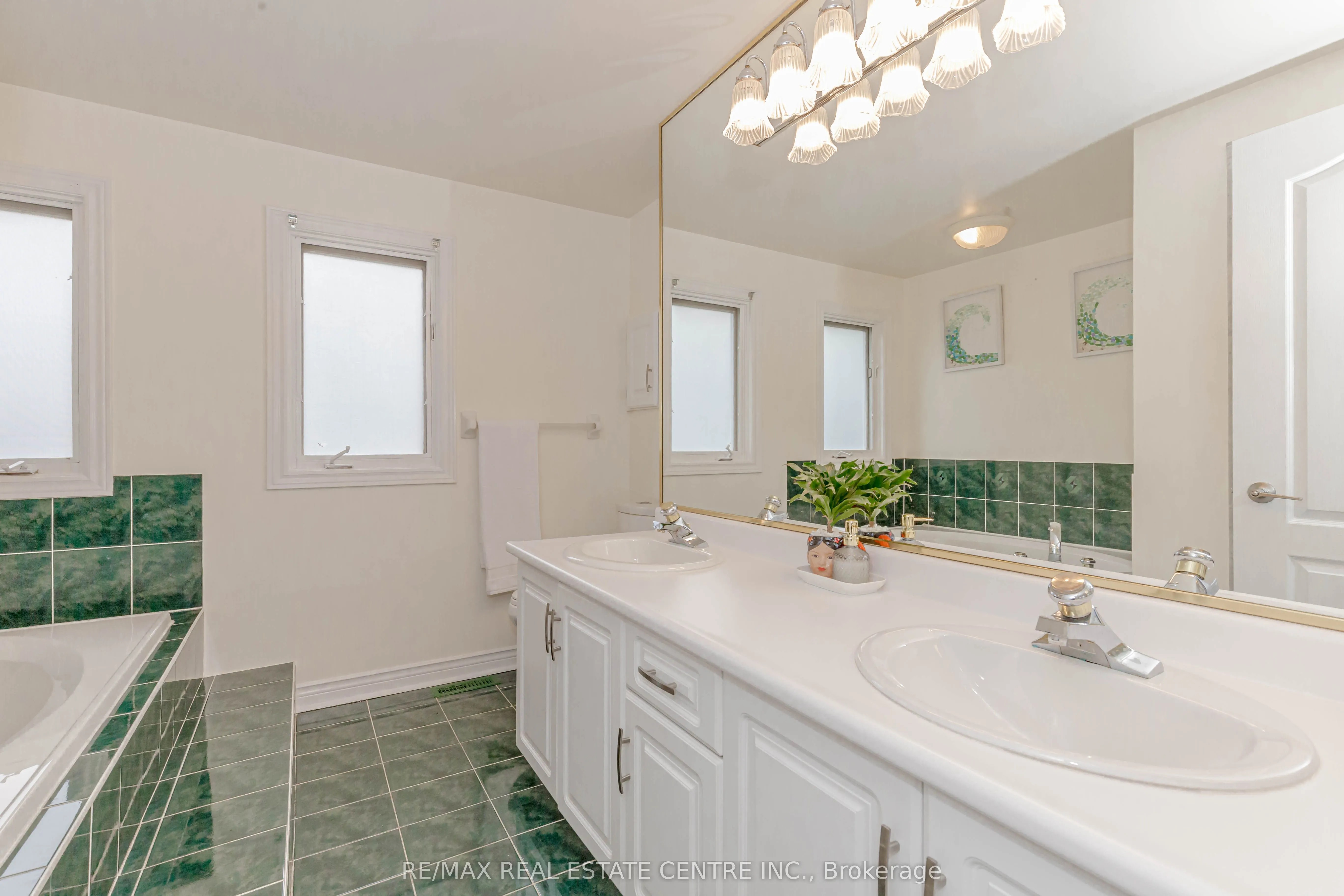 33 Strathroy Crescent