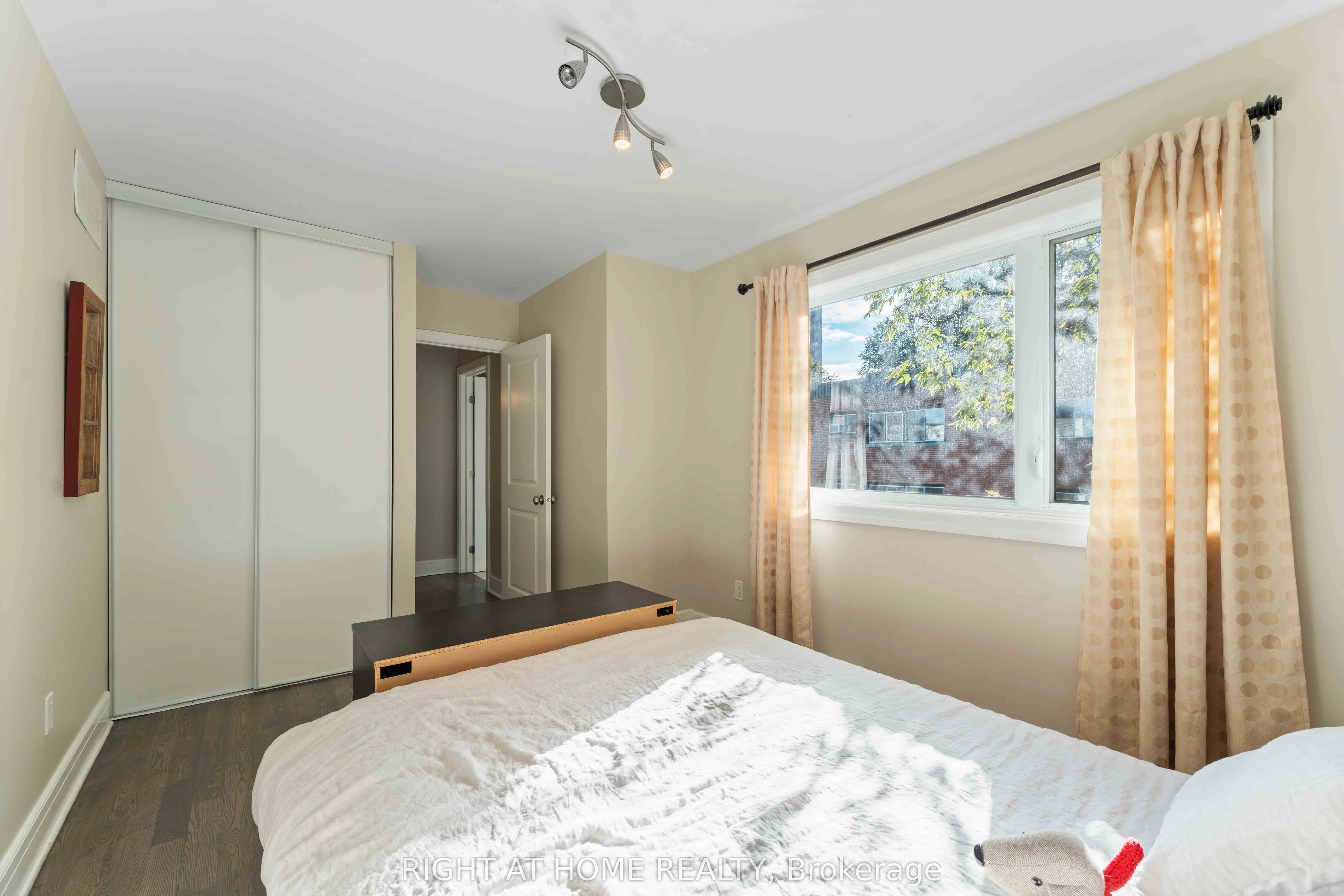 110 Little London Private
