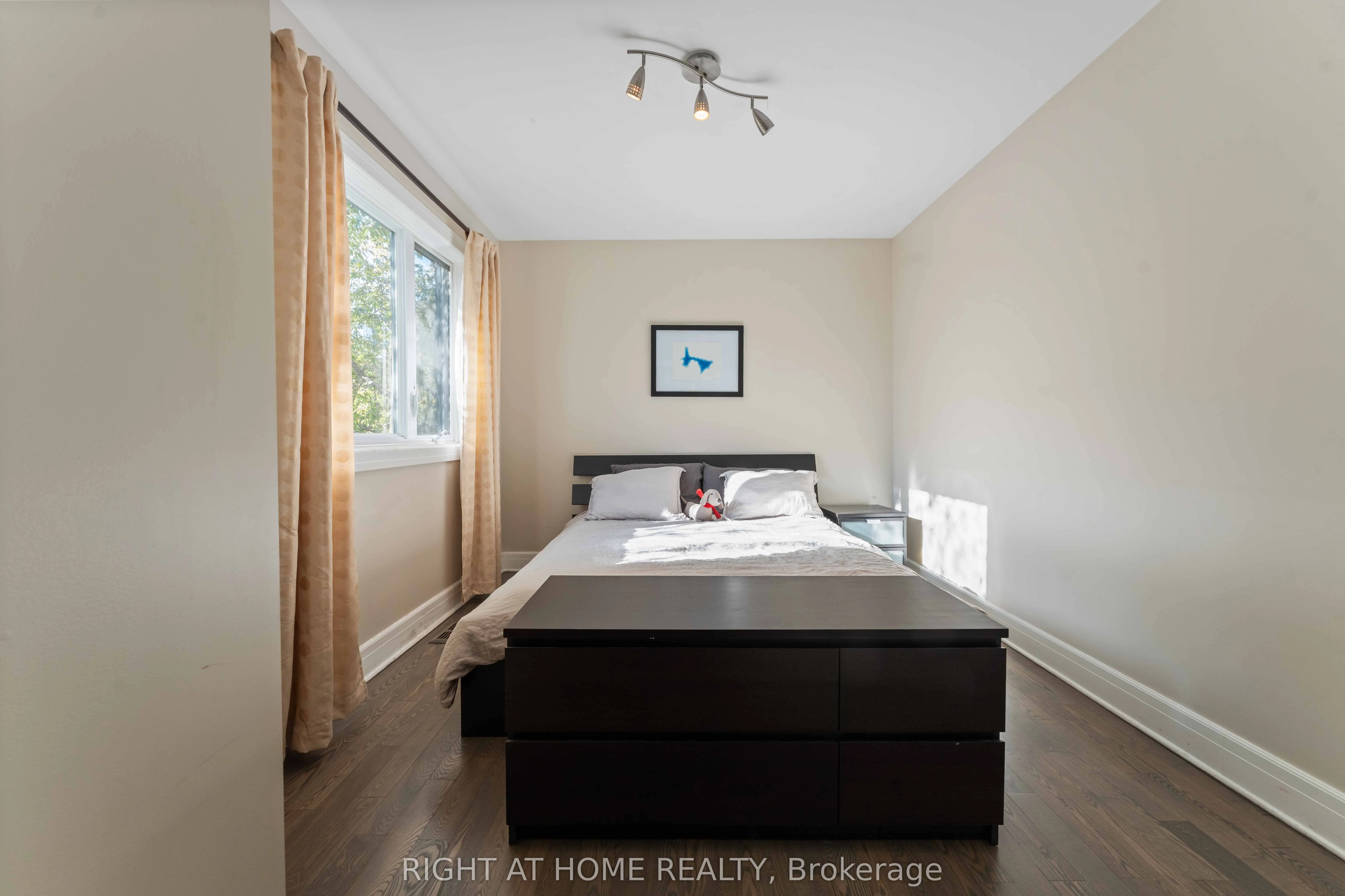 110 Little London Private