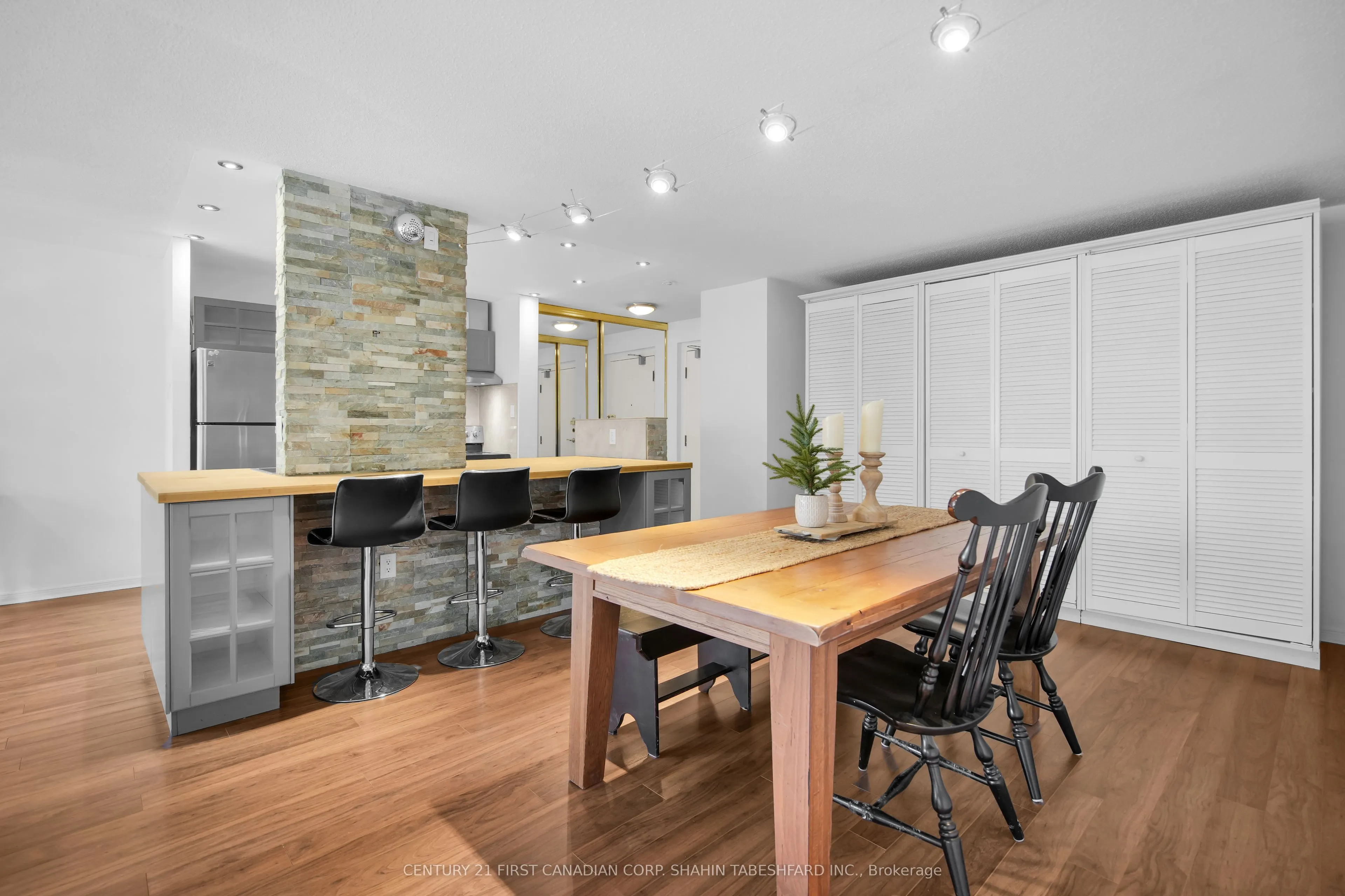 570 Proudfoot Lane, #407