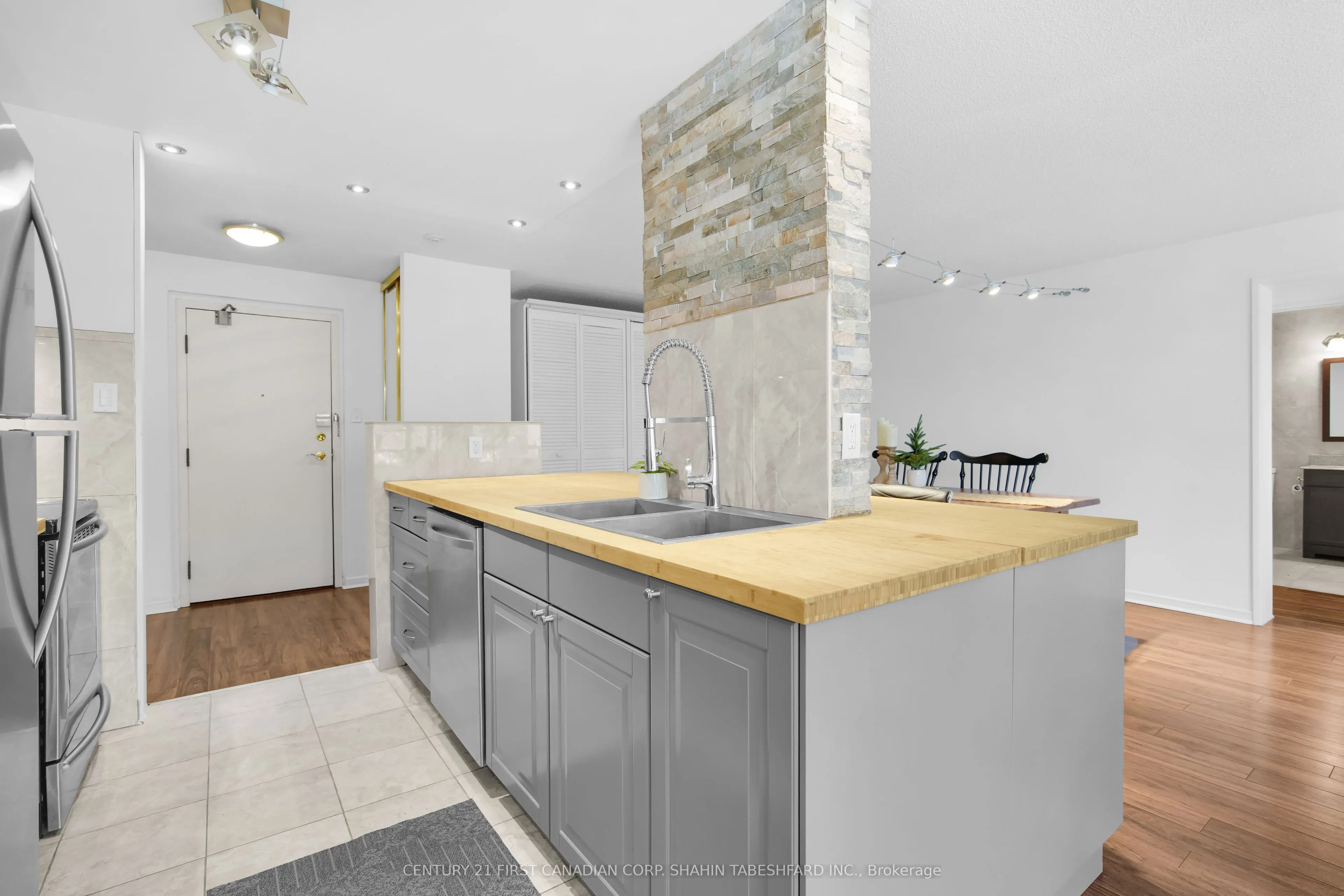 570 Proudfoot Lane, #407