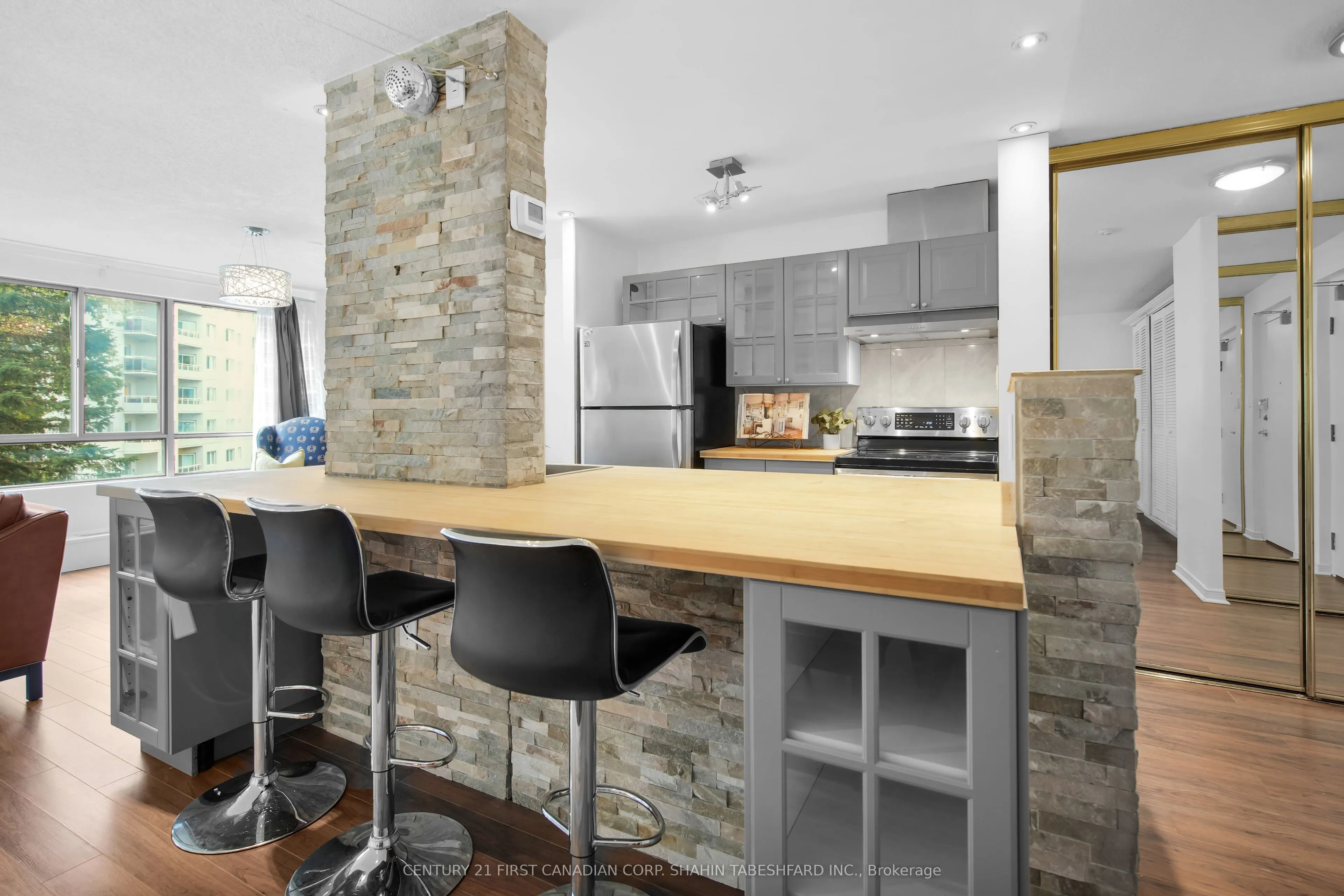 570 Proudfoot Lane, #407
