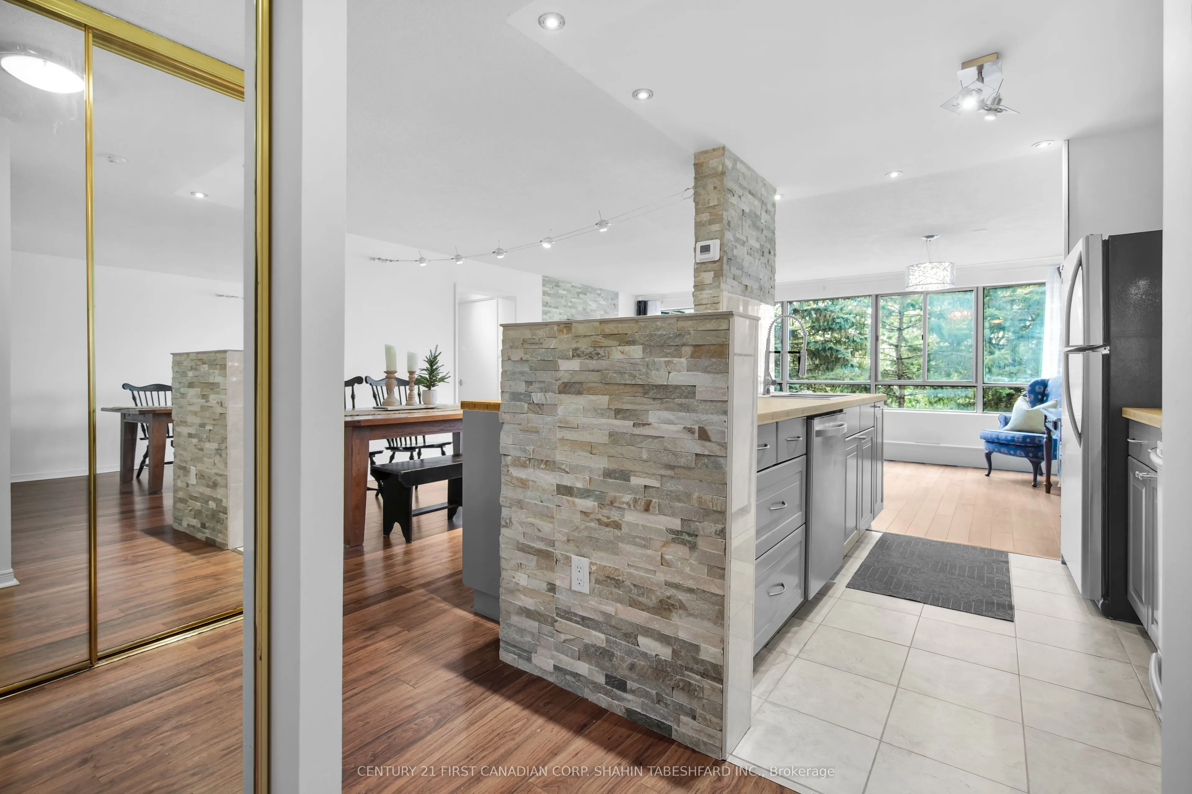 570 Proudfoot Lane, #407