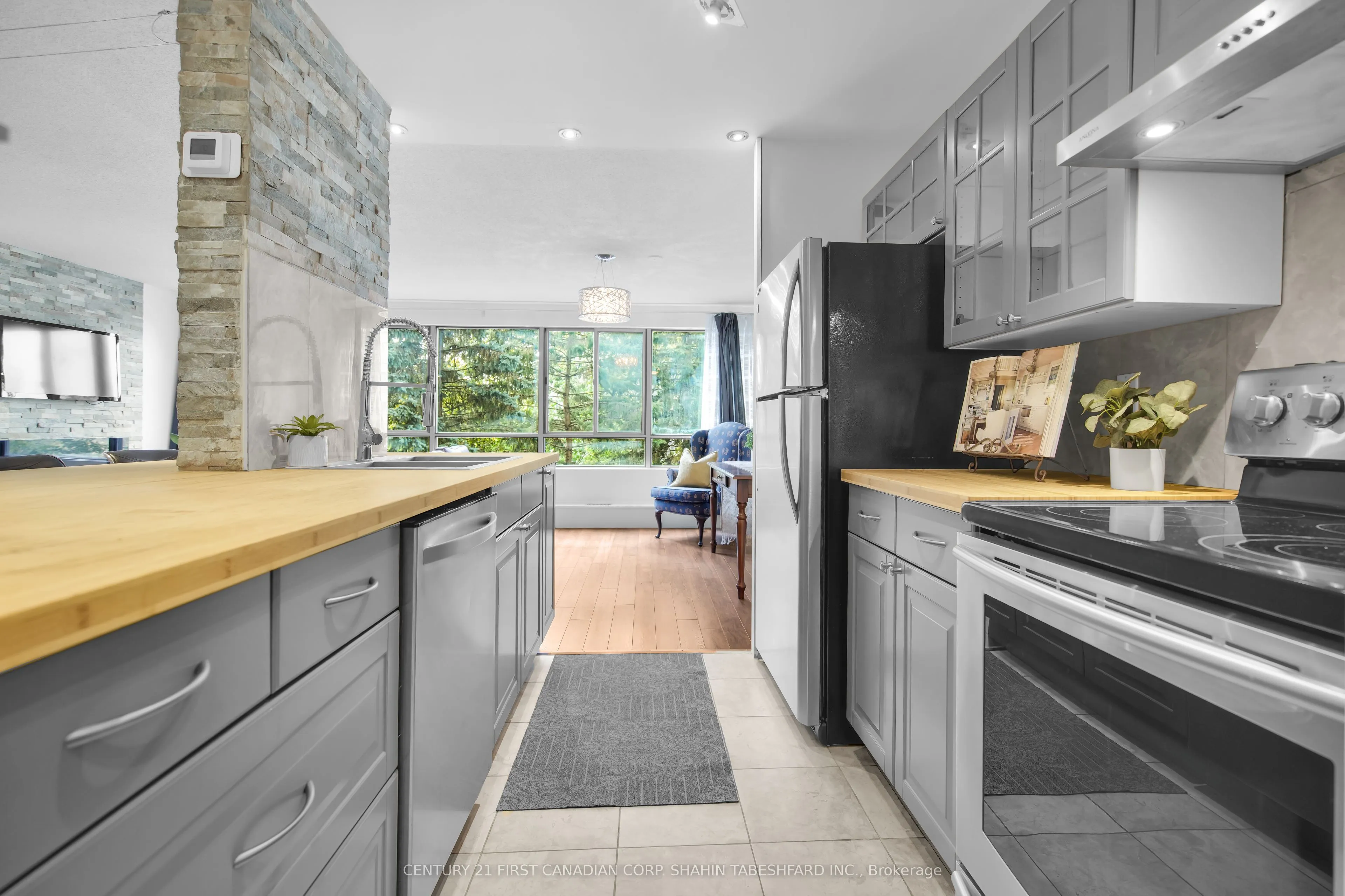 570 Proudfoot Lane, #407
