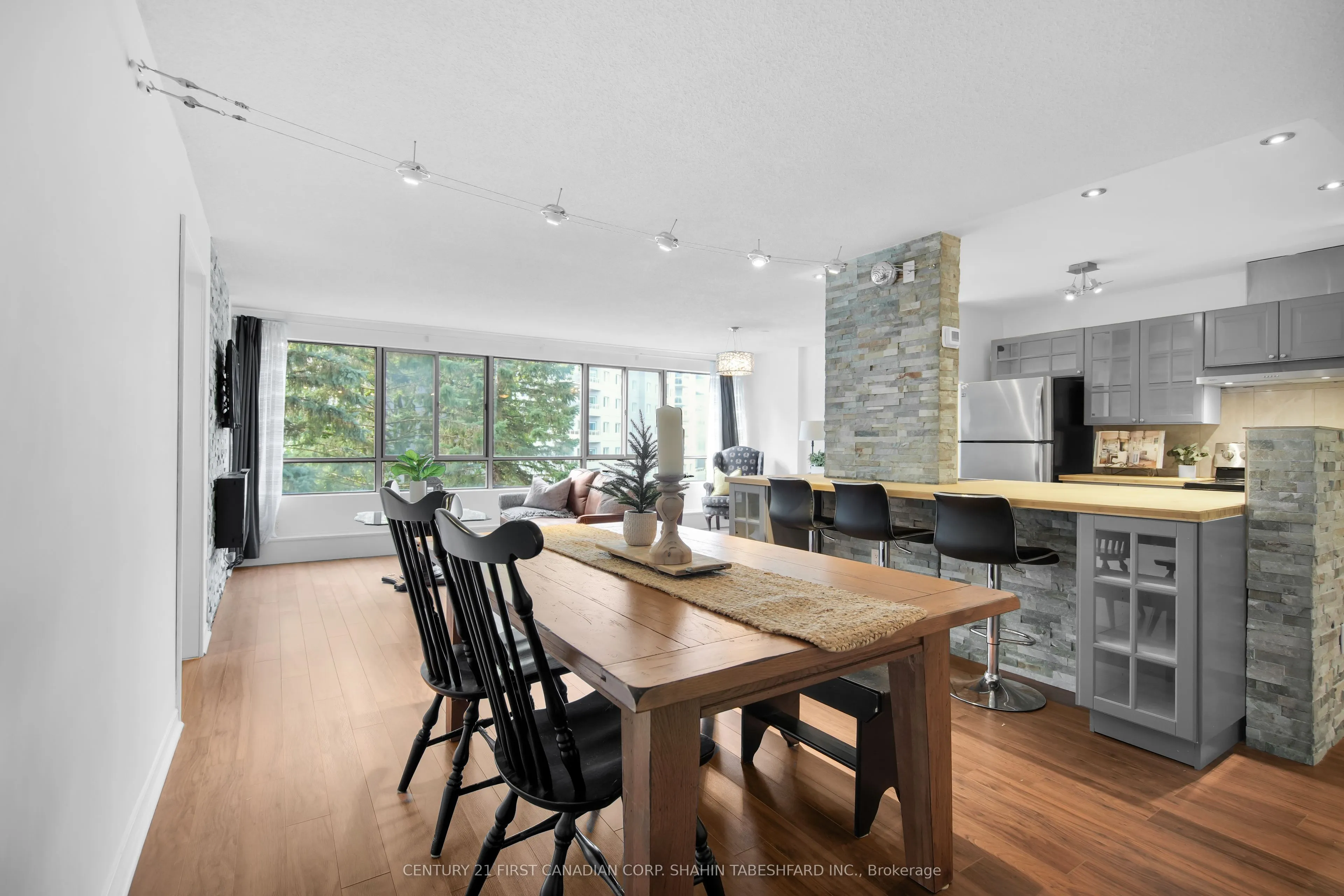 570 Proudfoot Lane, #407
