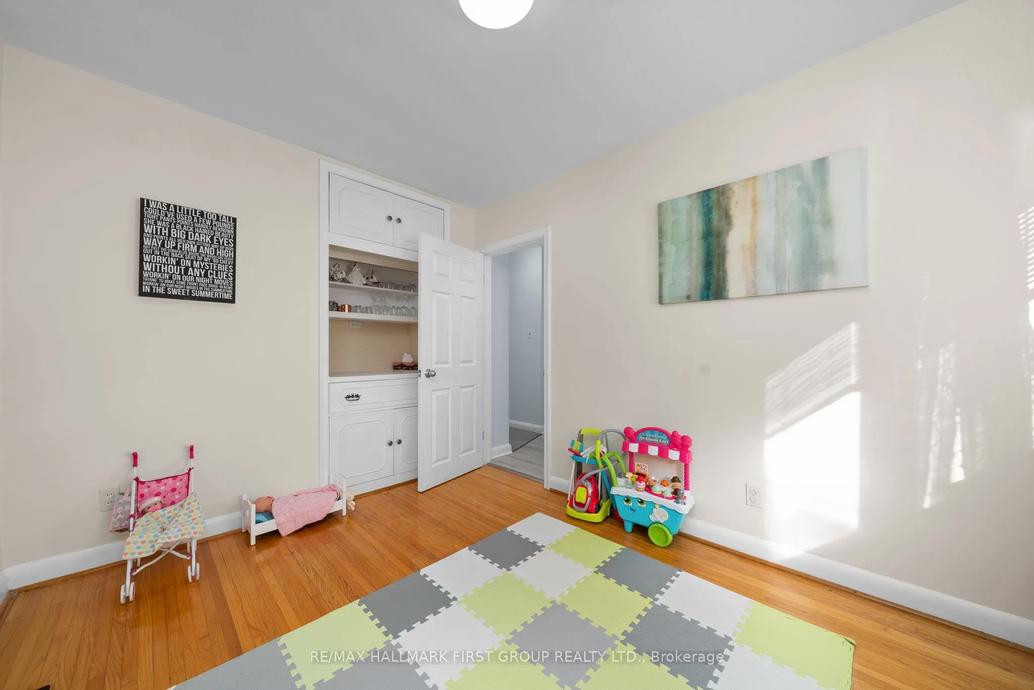 37 Elizabeth Crescent