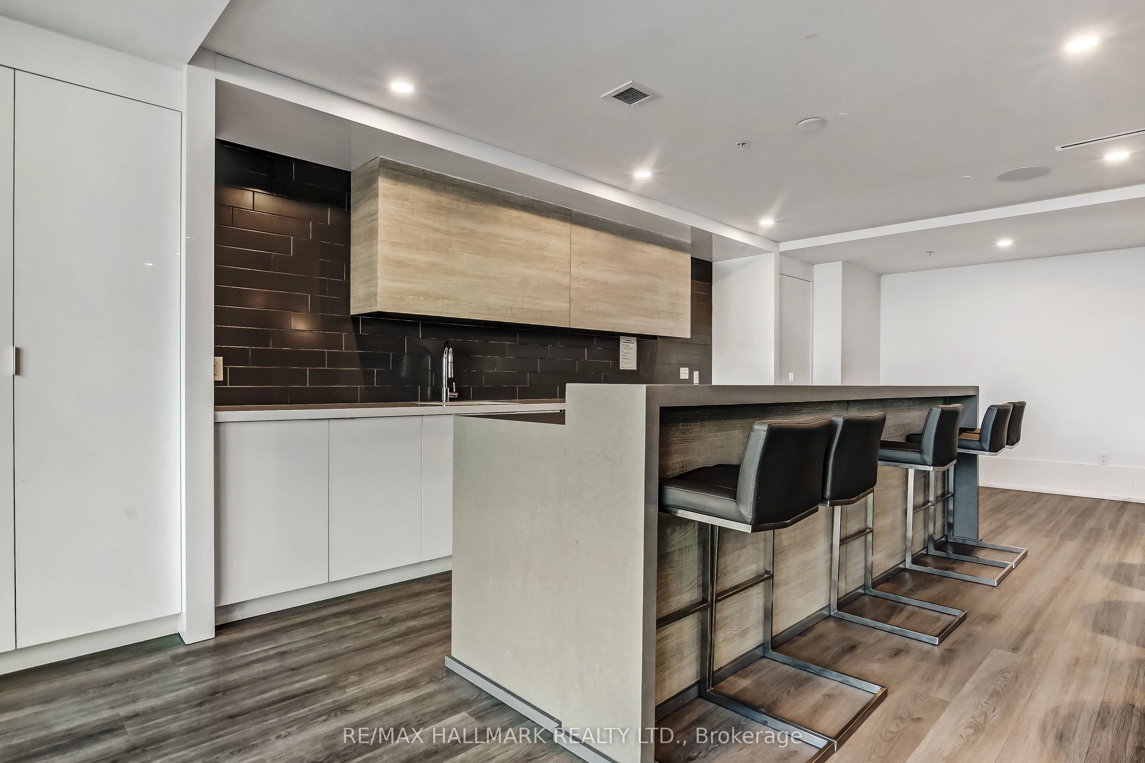 16 Concord Place, #807