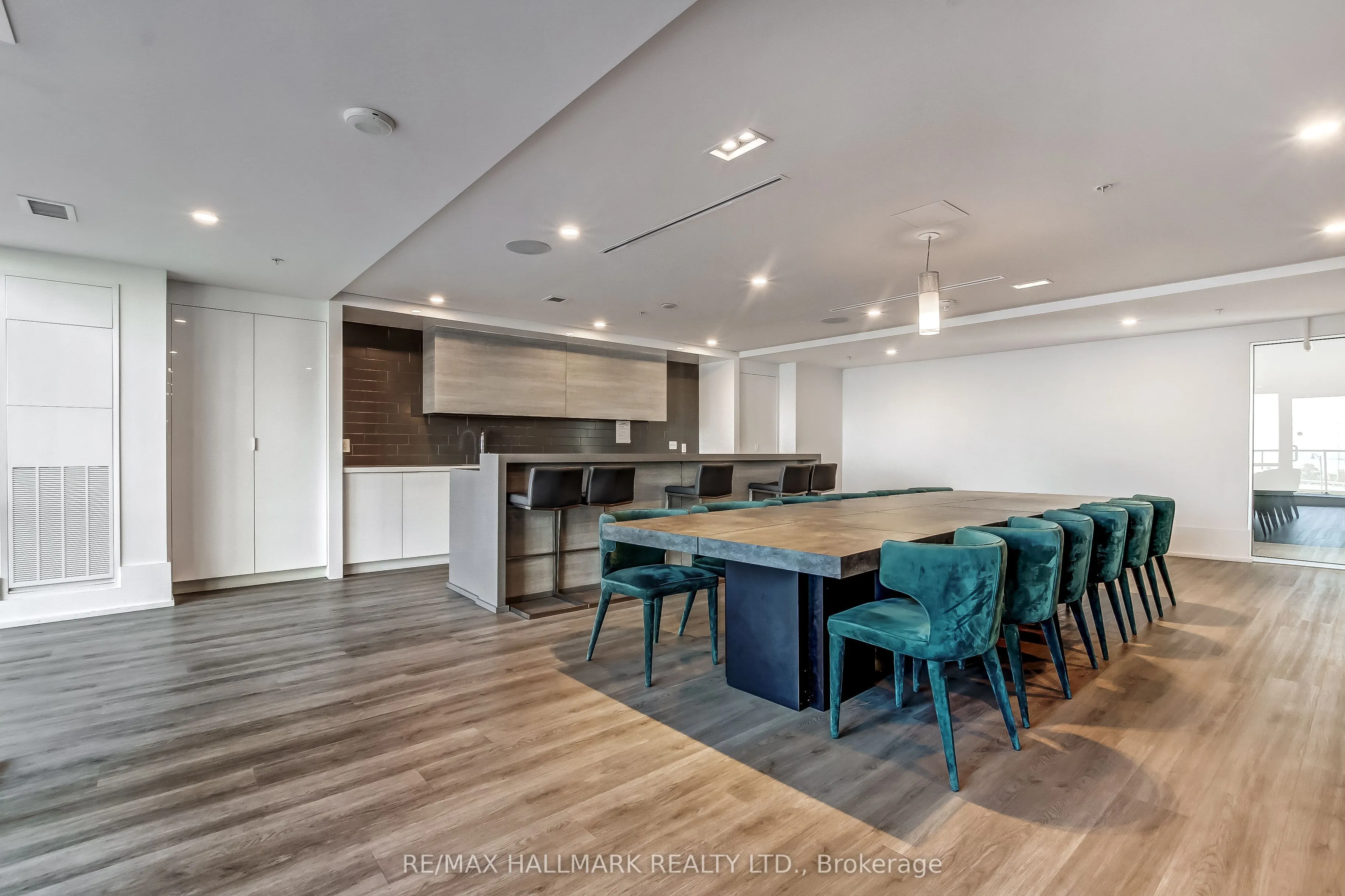 16 Concord Place, #807