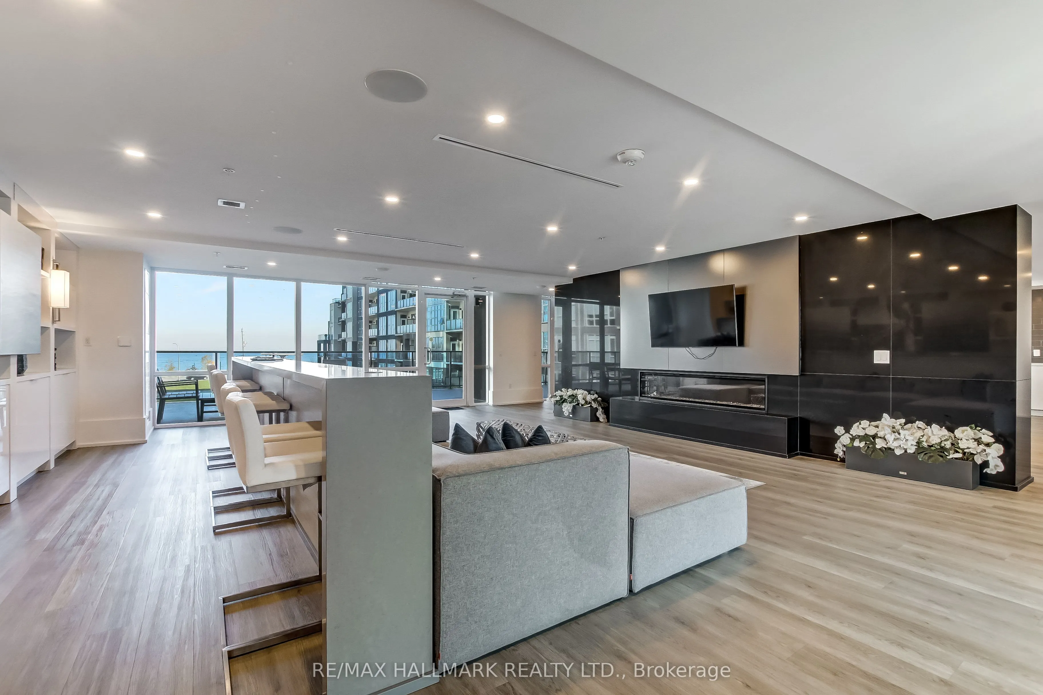 16 Concord Place, #807